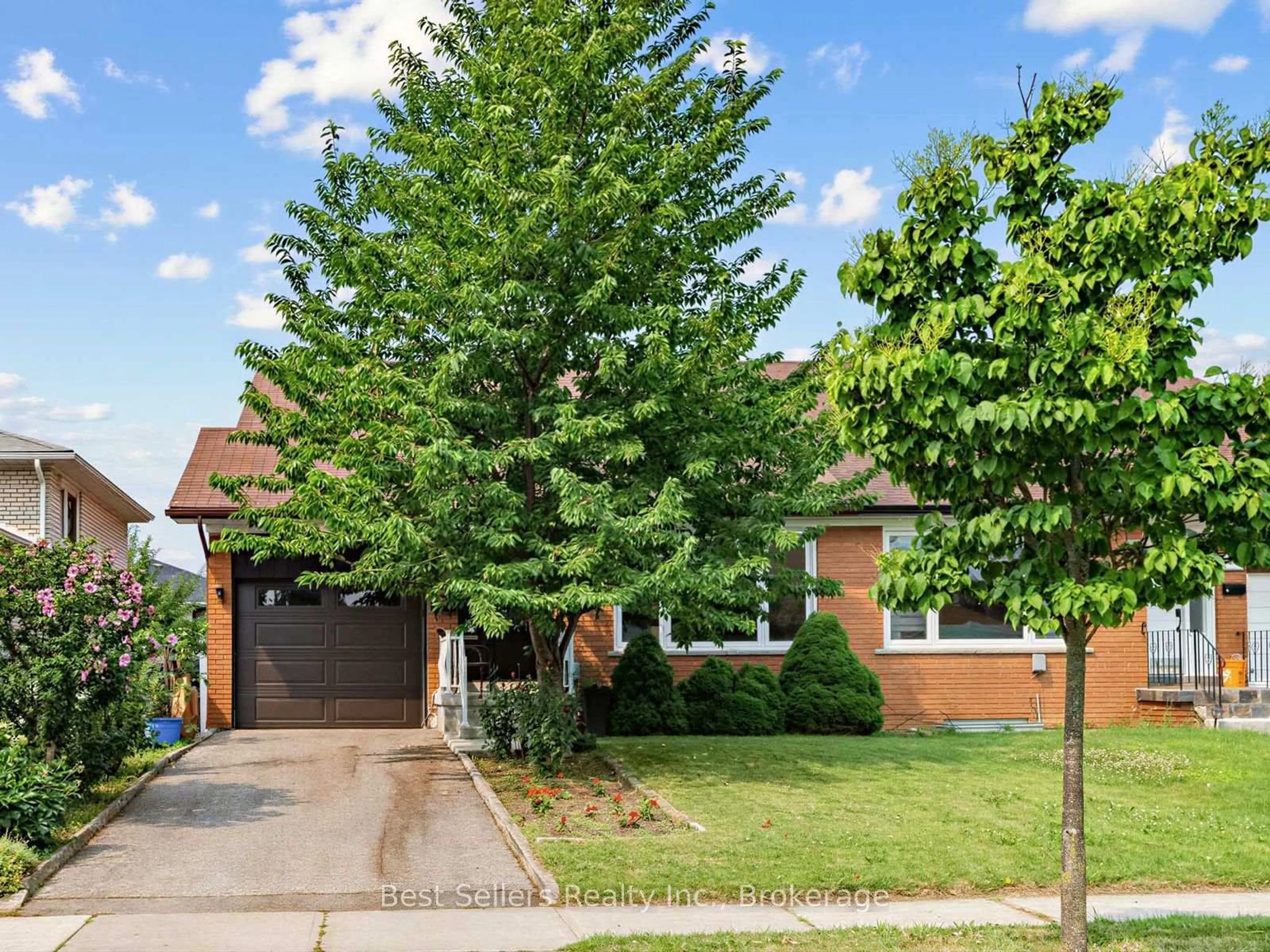 Home with brick exterior material, street for 3272 Marlene Crt, Mississauga Ontario L4X 2N5