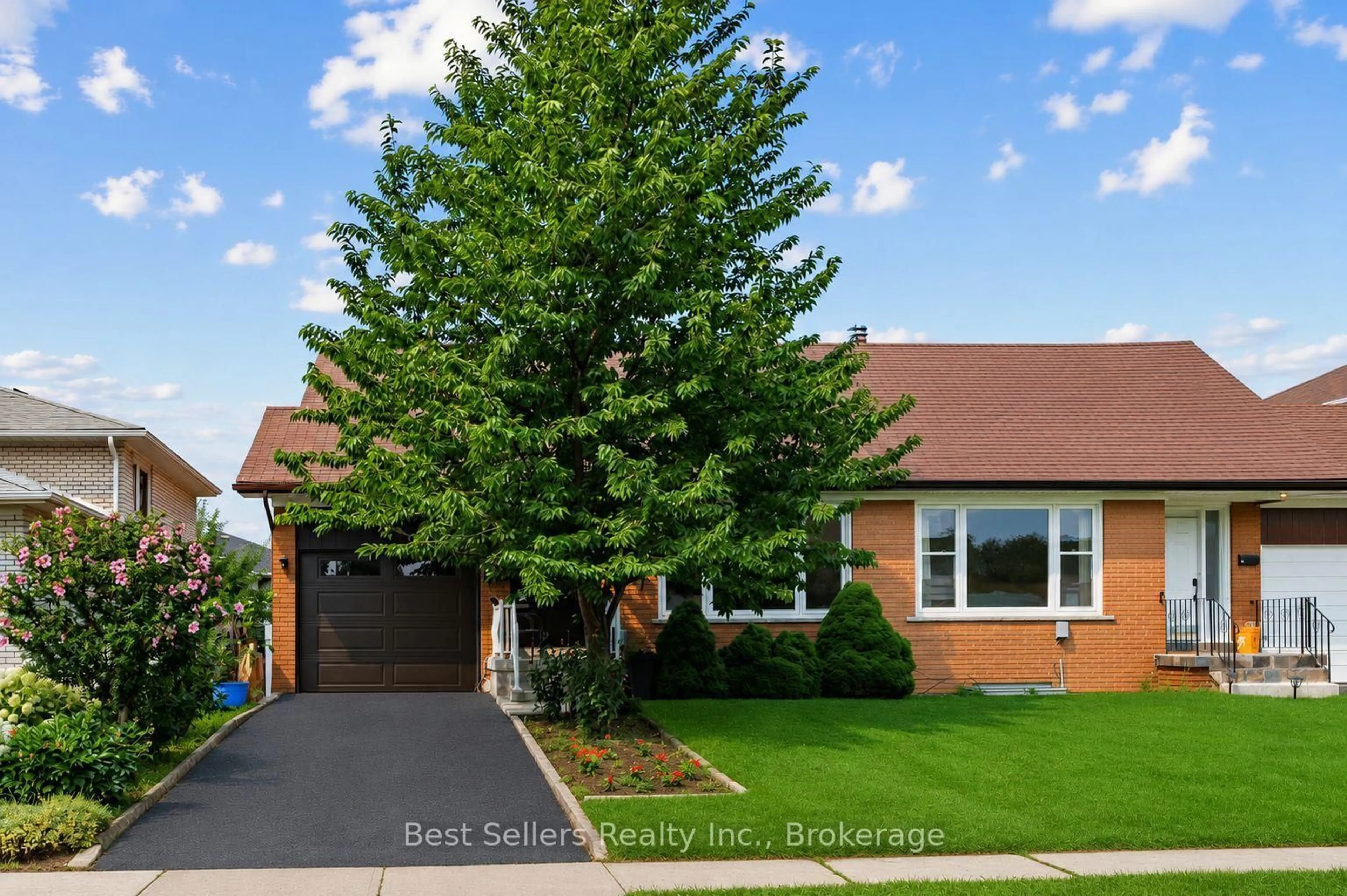 Home with brick exterior material, street for 3272 Marlene Crt, Mississauga Ontario L4X 2N5