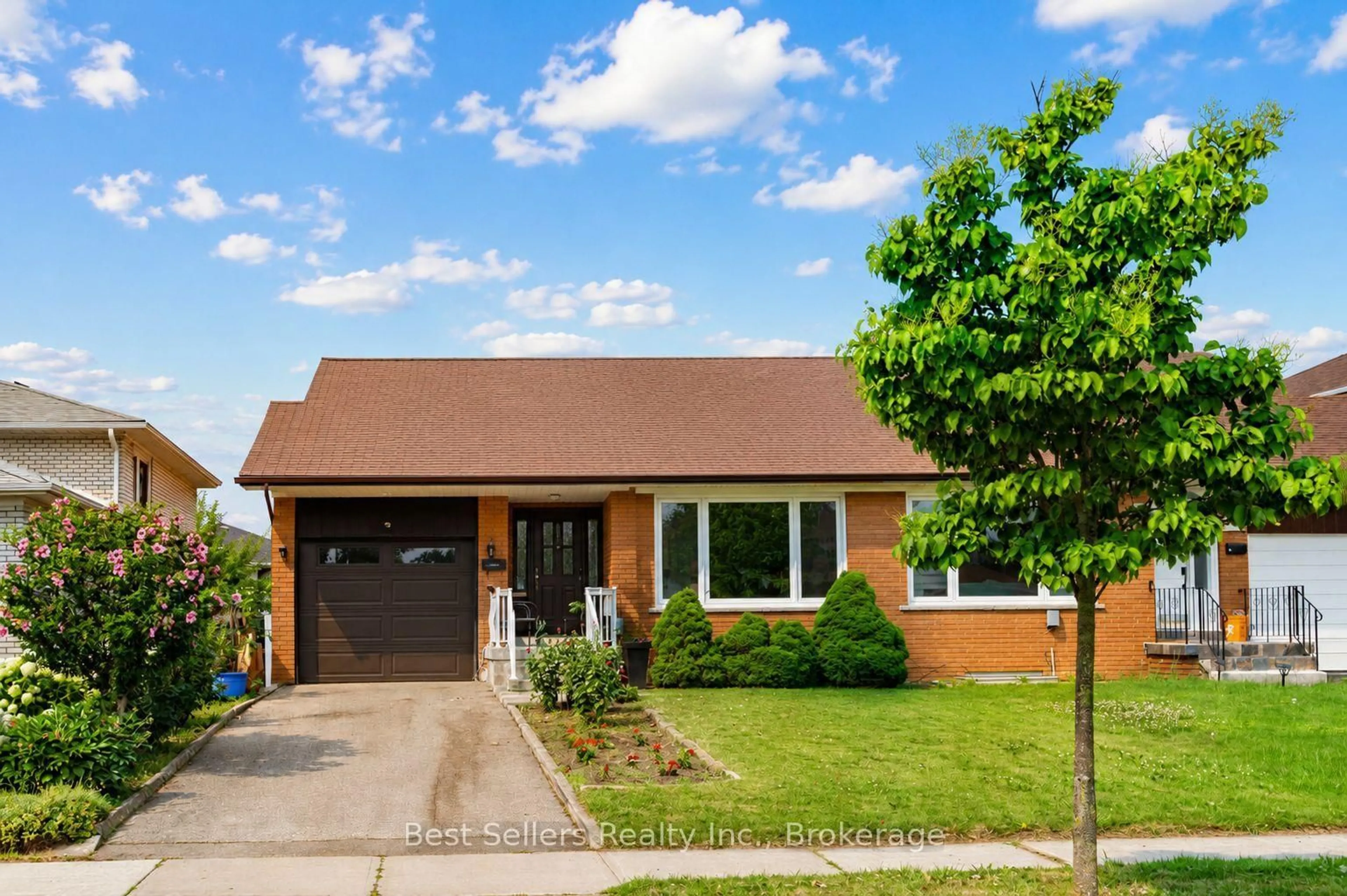 Home with brick exterior material, street for 3272 Marlene Crt, Mississauga Ontario L4X 2N5