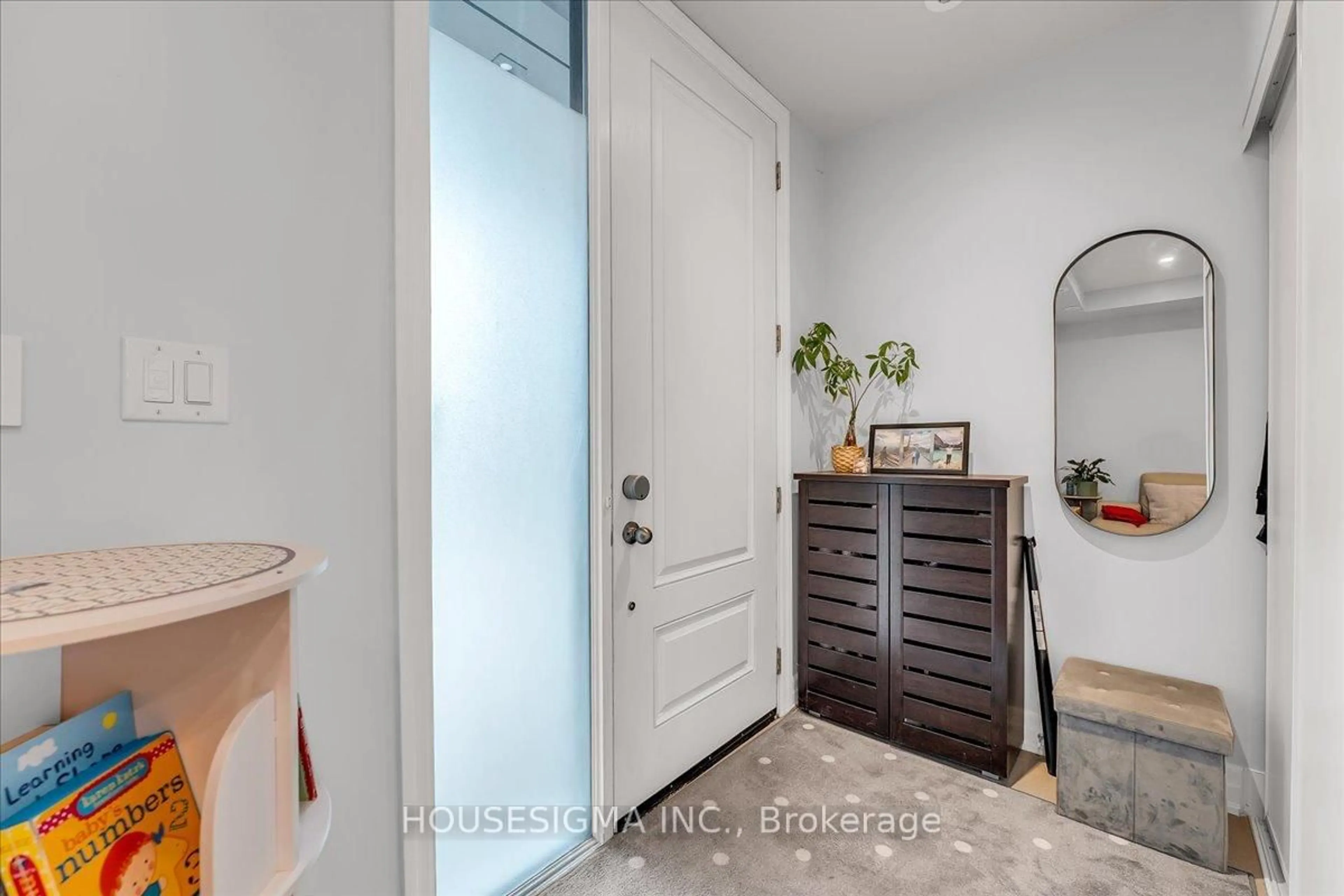 Indoor entryway for 1190 Cawthra Rd #606, Mississauga Ontario L5G 0A5
