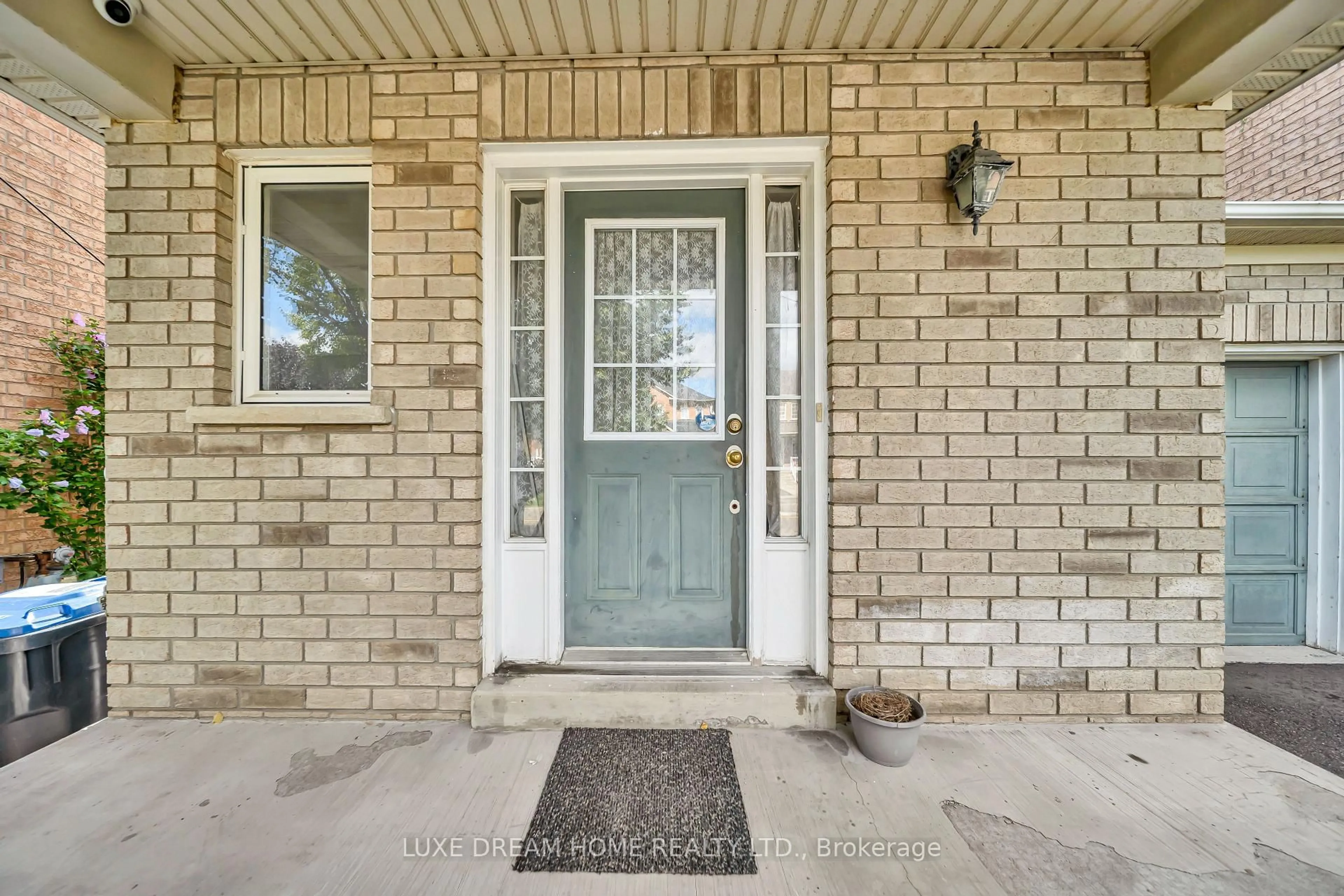 Indoor entryway for 7 Grape Tr, Brampton Ontario L7A 2V7
