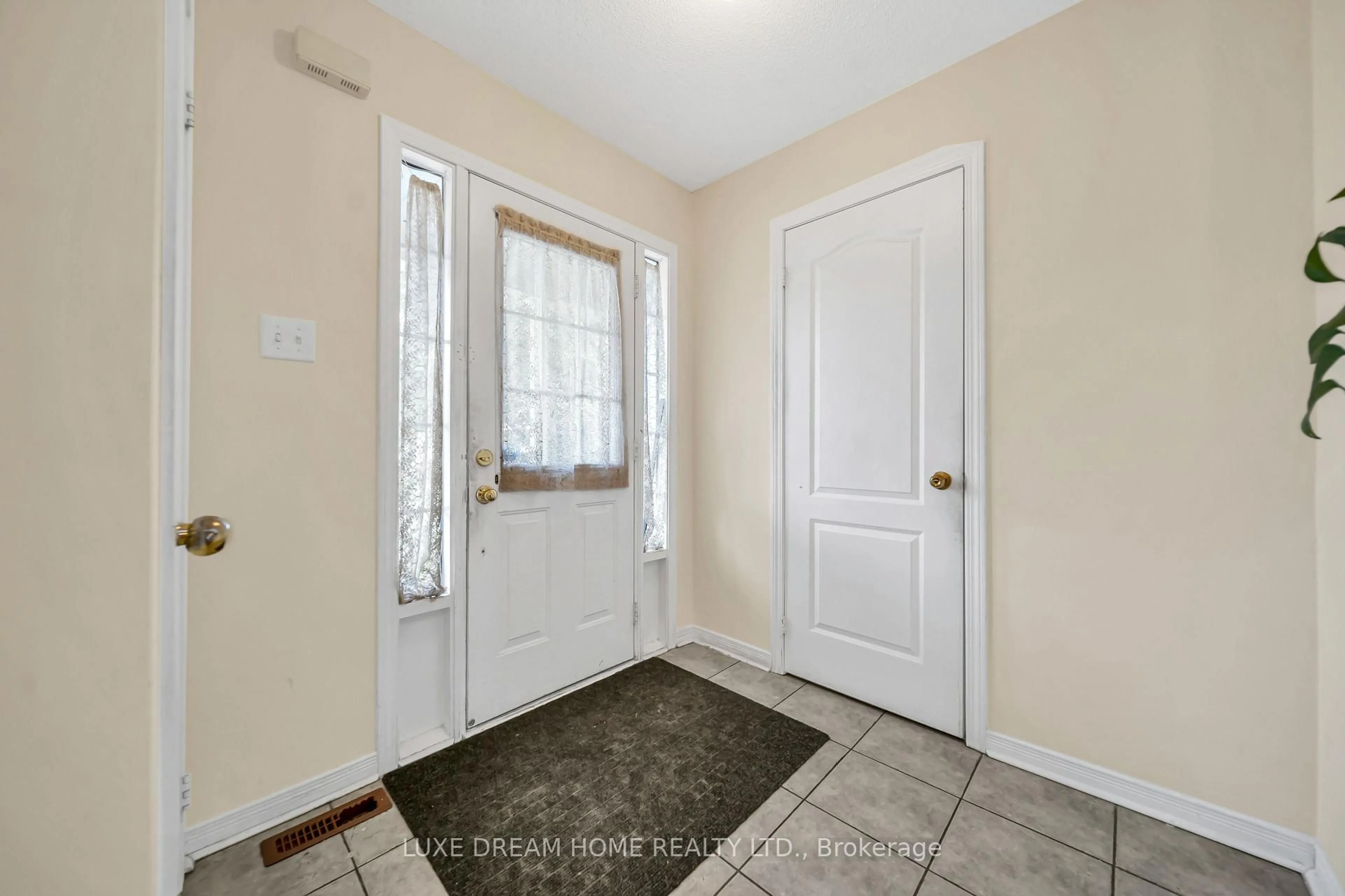 Indoor entryway for 7 Grape Tr, Brampton Ontario L7A 2V7