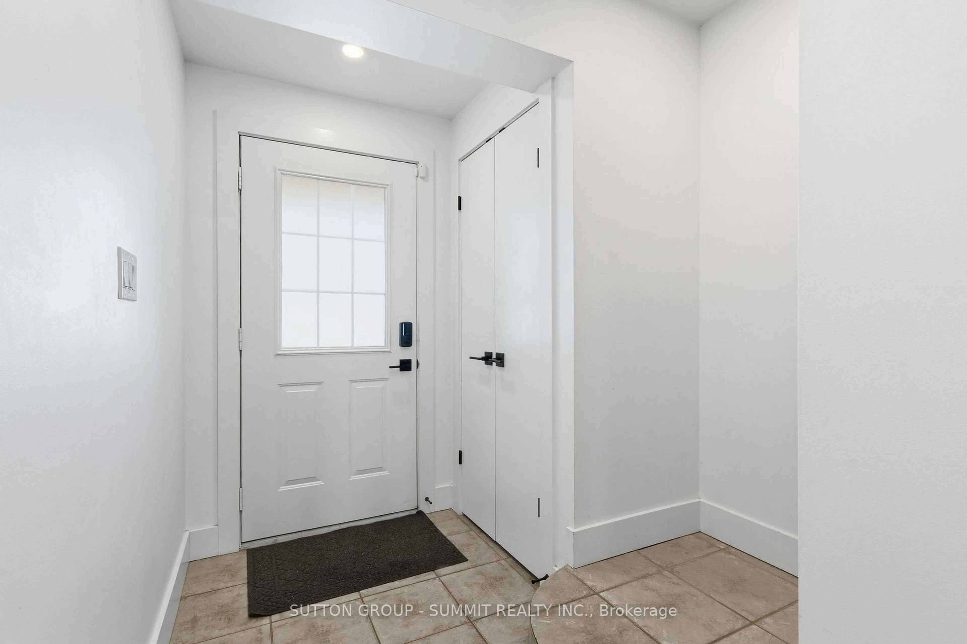 Indoor entryway for 1253 SILVAN FOREST Dr #7, Burlington Ontario L7M 0B7