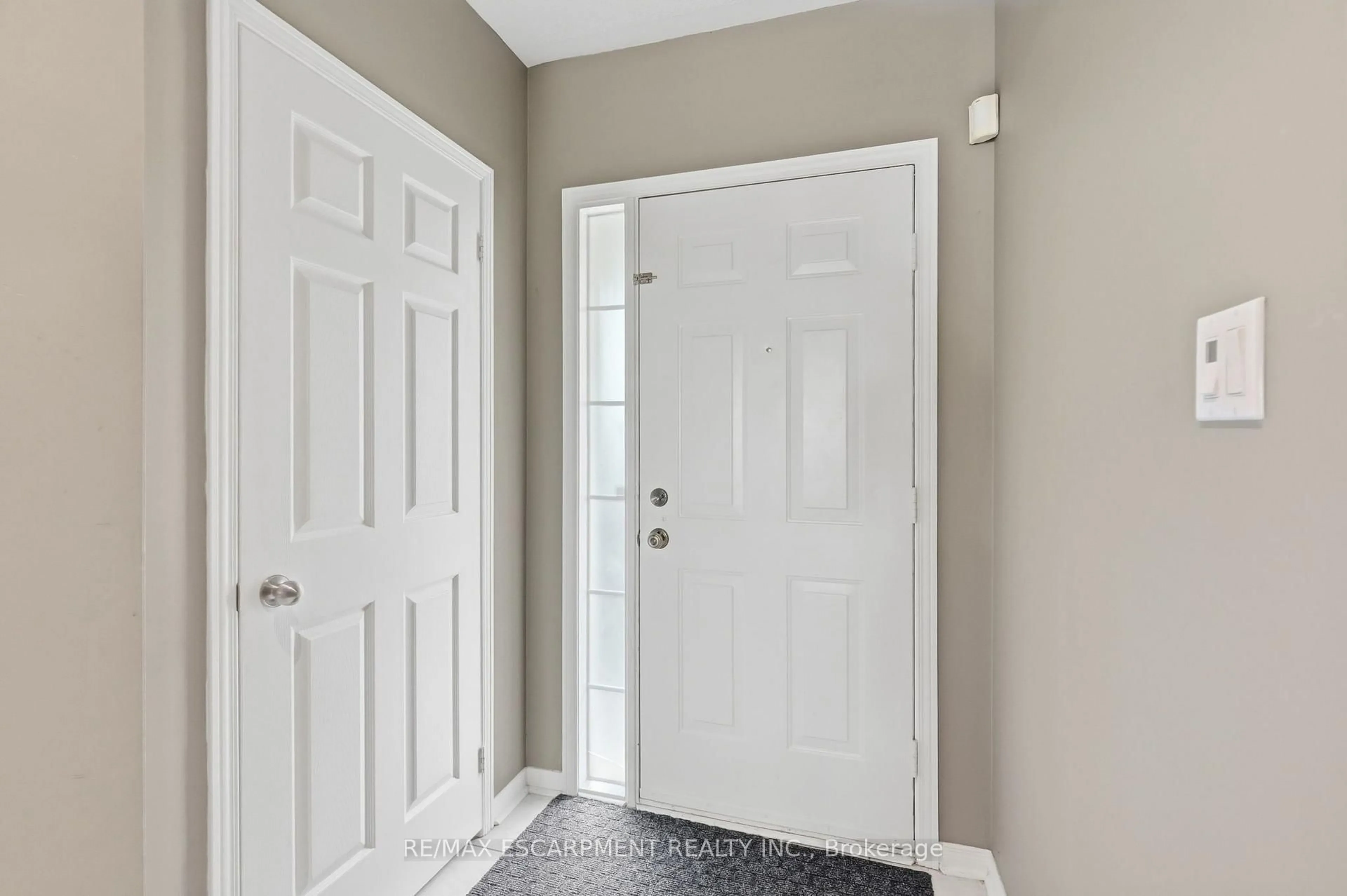 Indoor entryway for 5213 Thornburn Dr, Burlington Ontario L7L 6R4