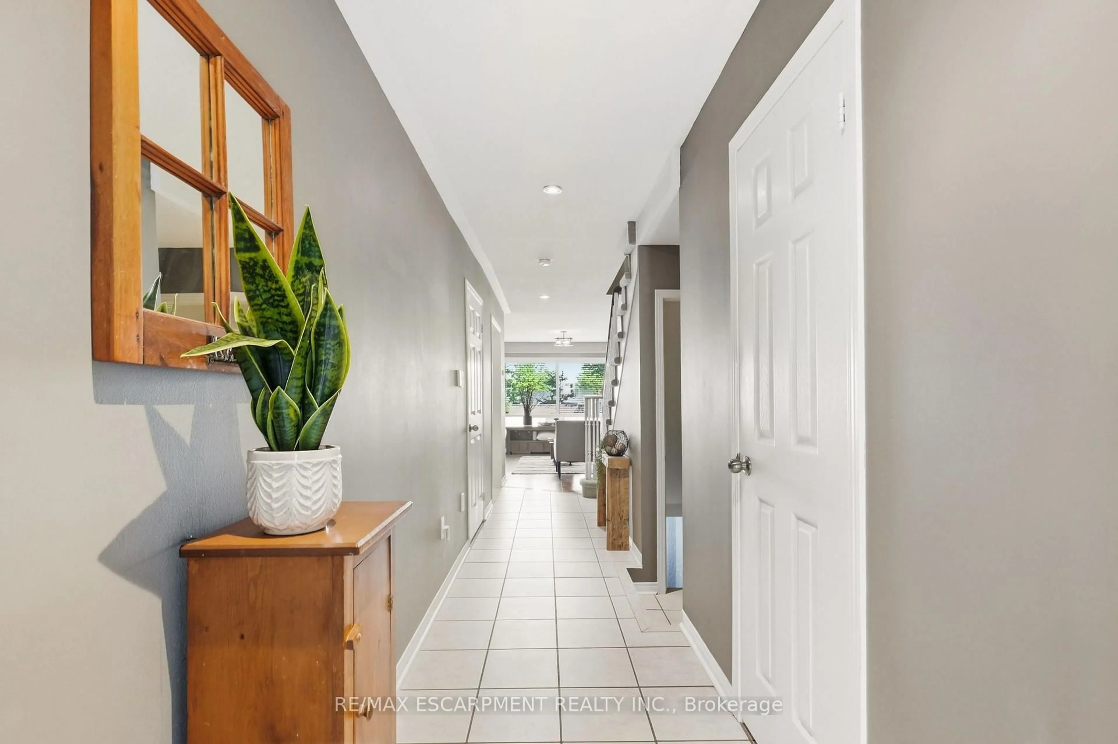 Indoor entryway for 5213 Thornburn Dr, Burlington Ontario L7L 6R4