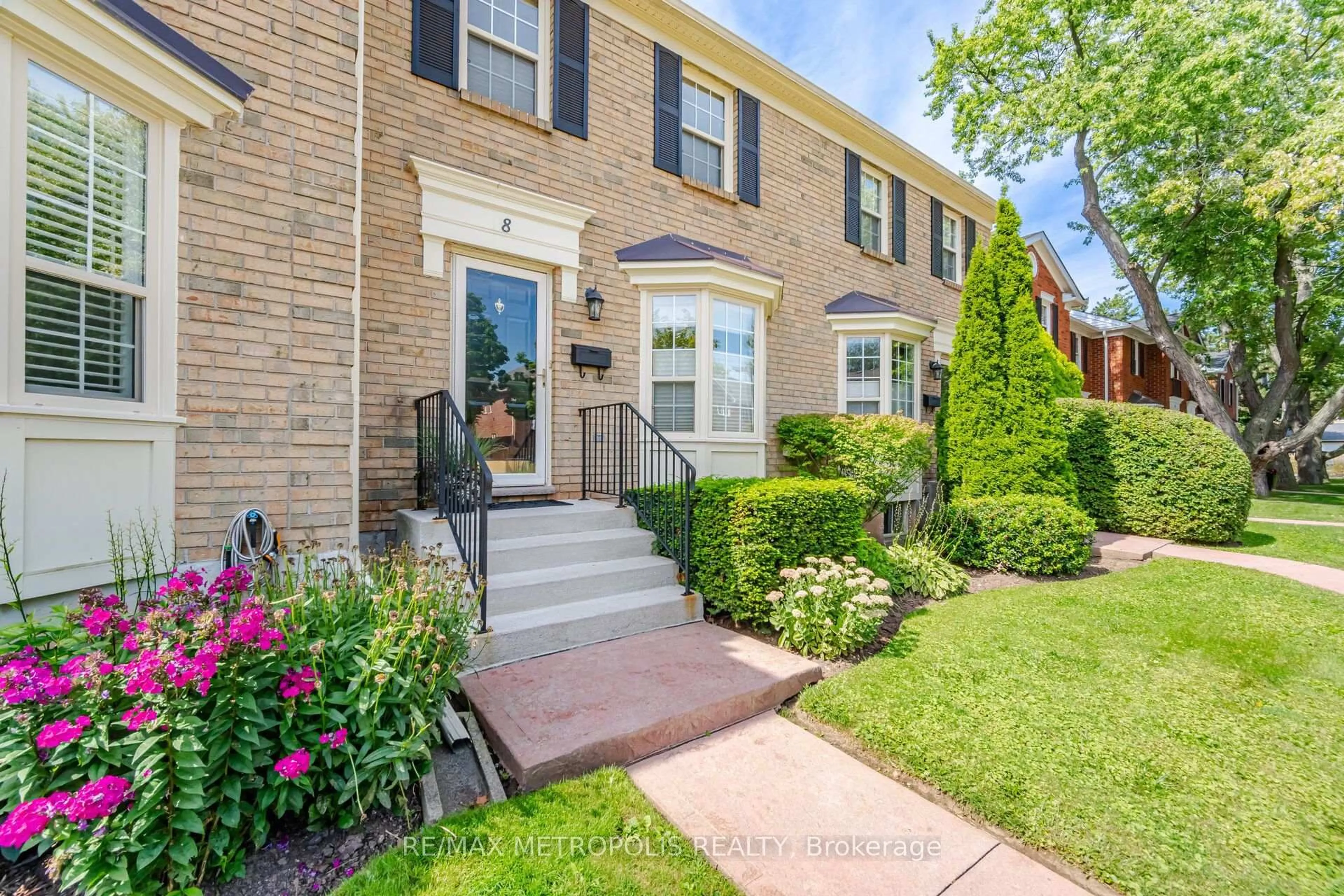 Home with brick exterior material, street for 2390 Woodward Ave #8, Burlington Ontario L7R 1T9