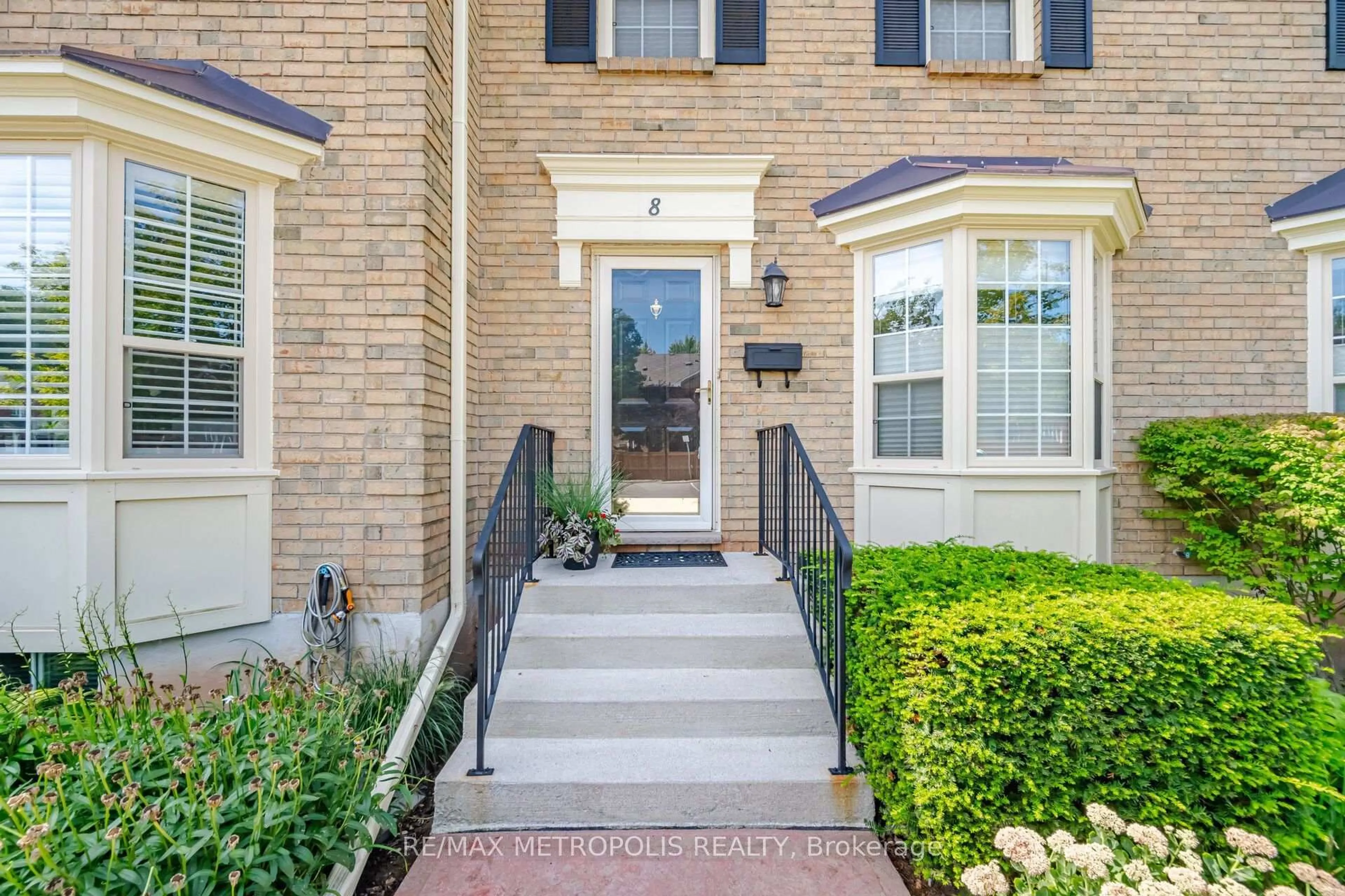 Unknown for 2390 Woodward Ave #8, Burlington Ontario L7R 1T9