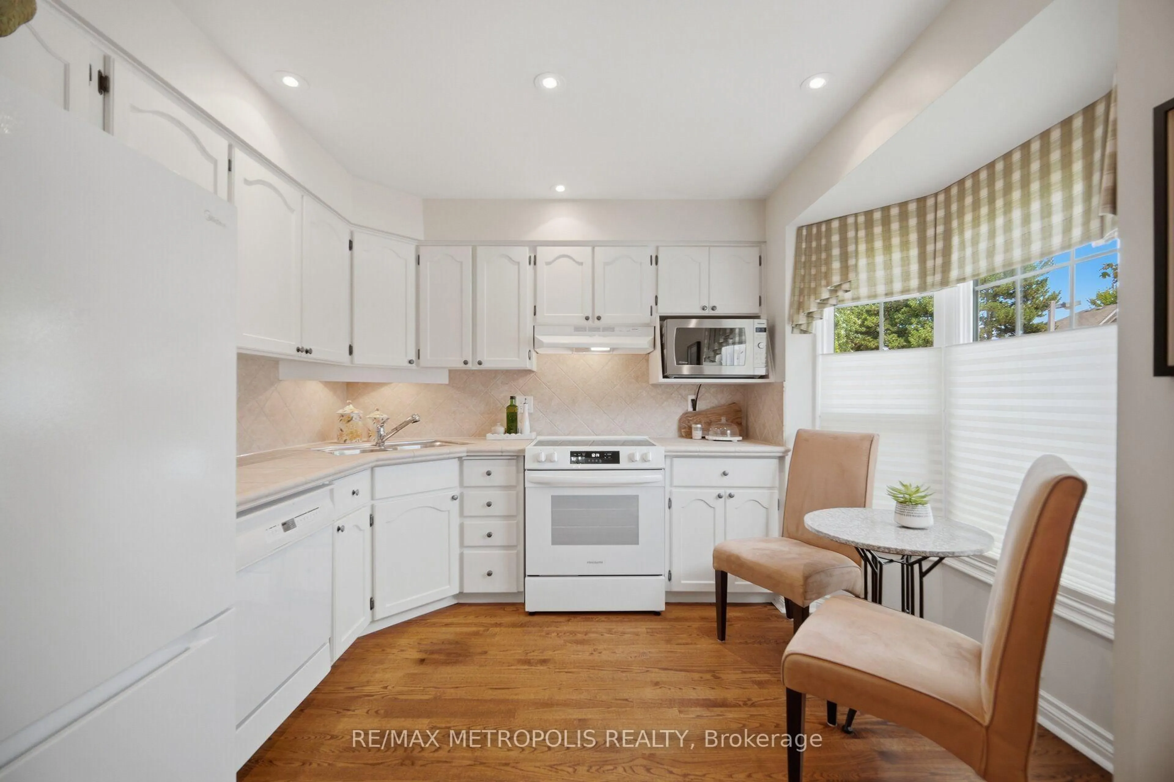 Open concept kitchen, unknown for 2390 Woodward Ave #8, Burlington Ontario L7R 1T9