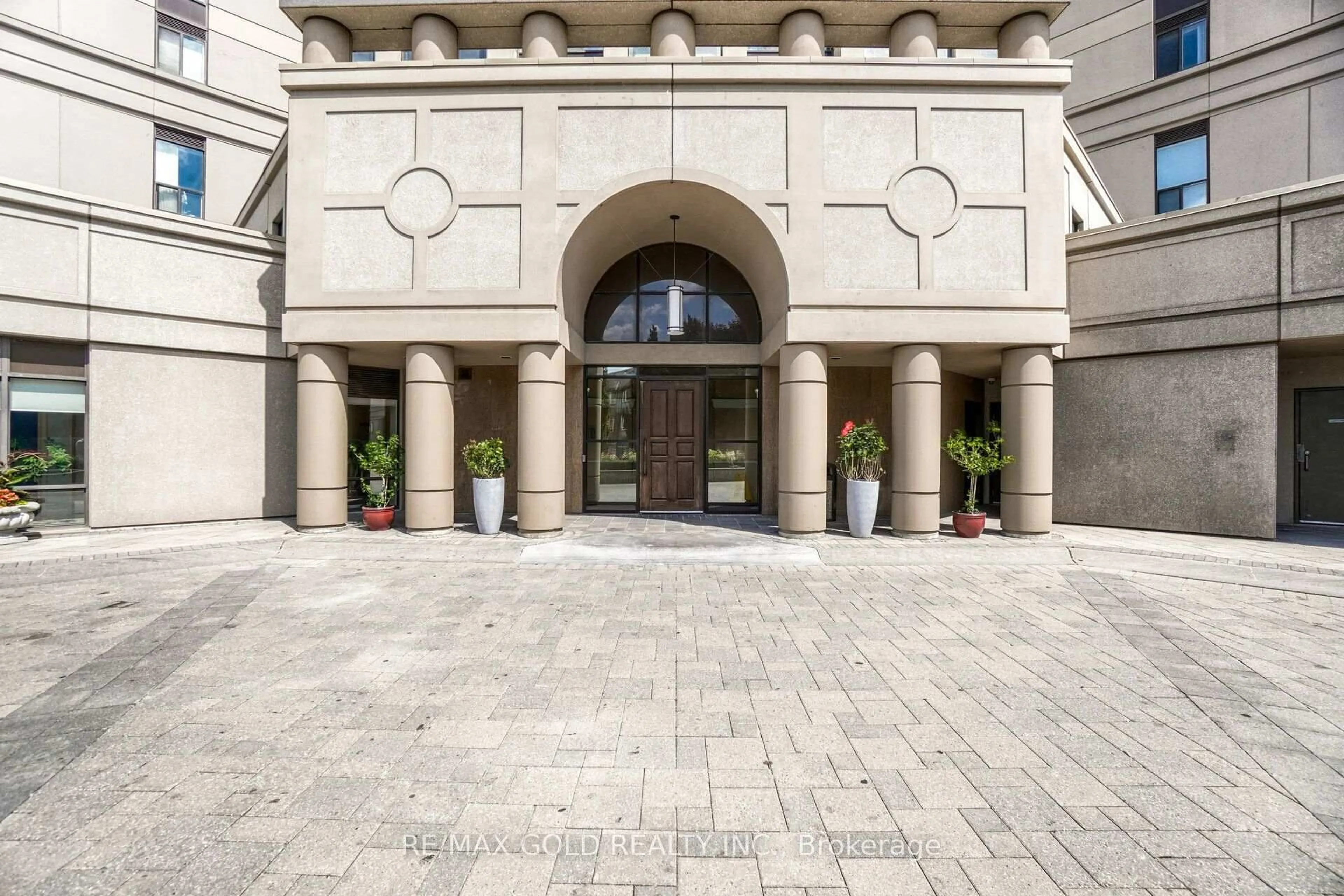 Indoor foyer for 220 Forum Dr #102, Mississauga Ontario L4Z 4K1