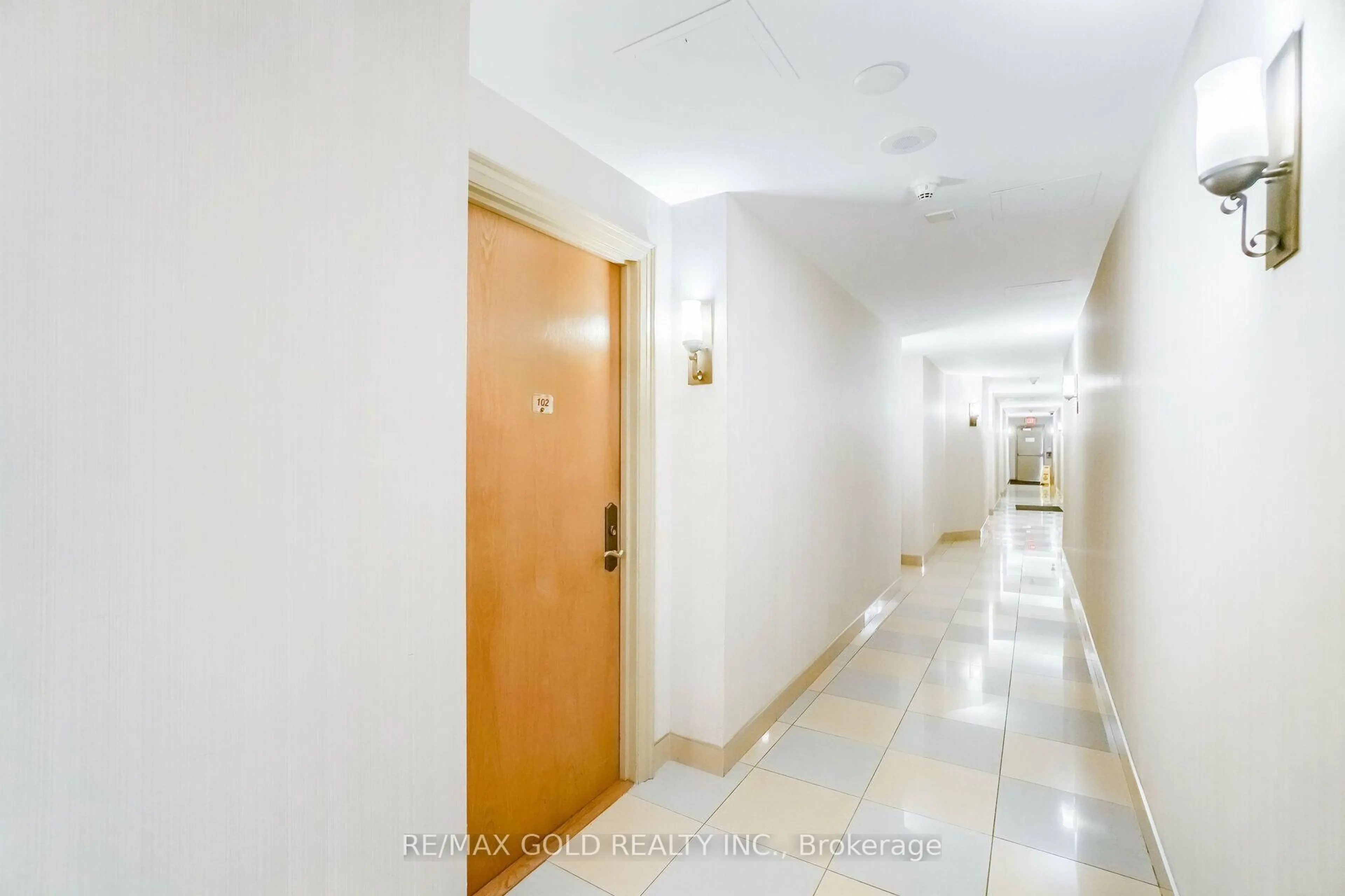 Indoor foyer for 220 Forum Dr #102, Mississauga Ontario L4Z 4K1