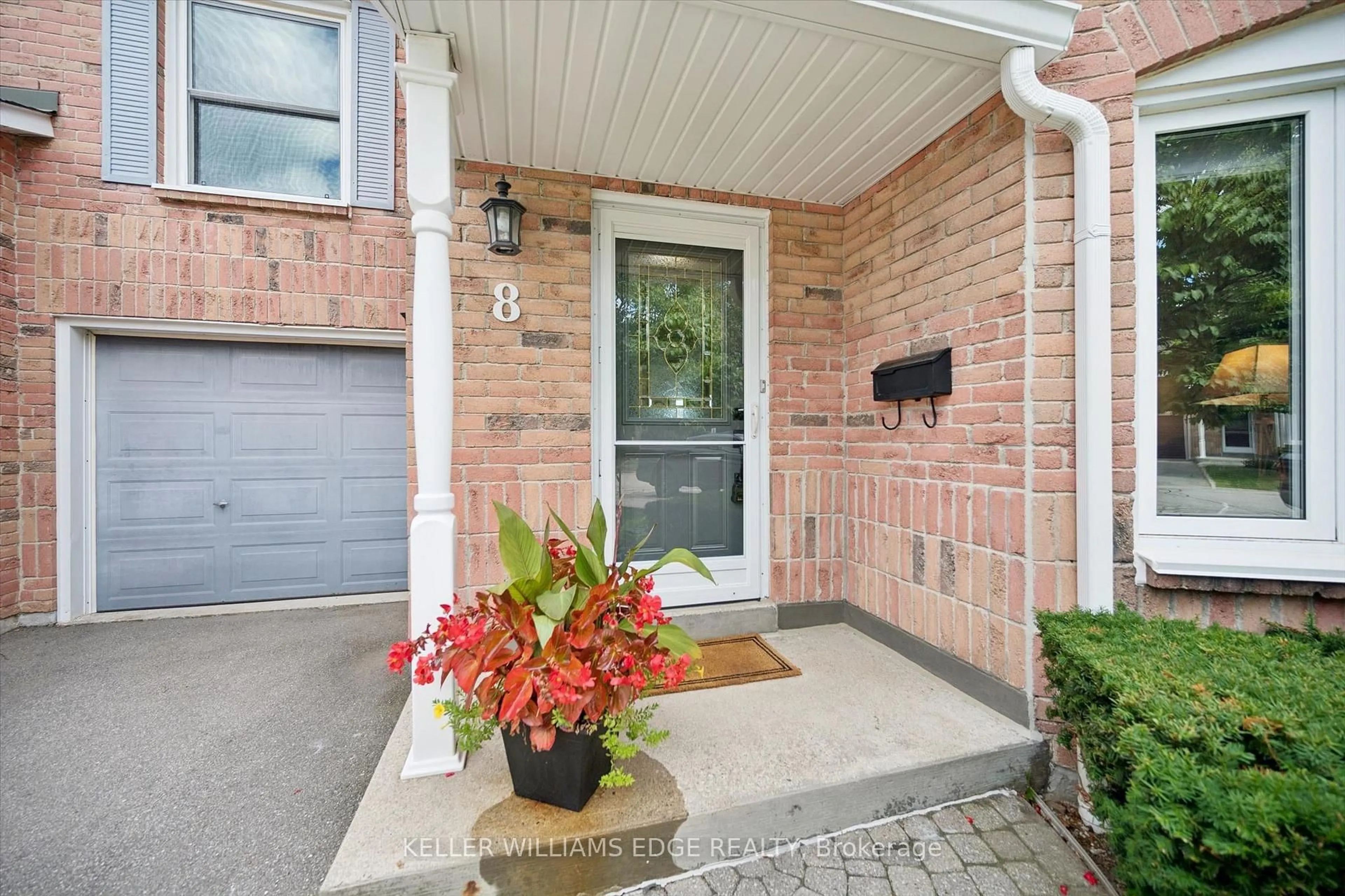 Indoor entryway for 2155 Duncaster Dr #8, Burlington Ontario L7P 4R3