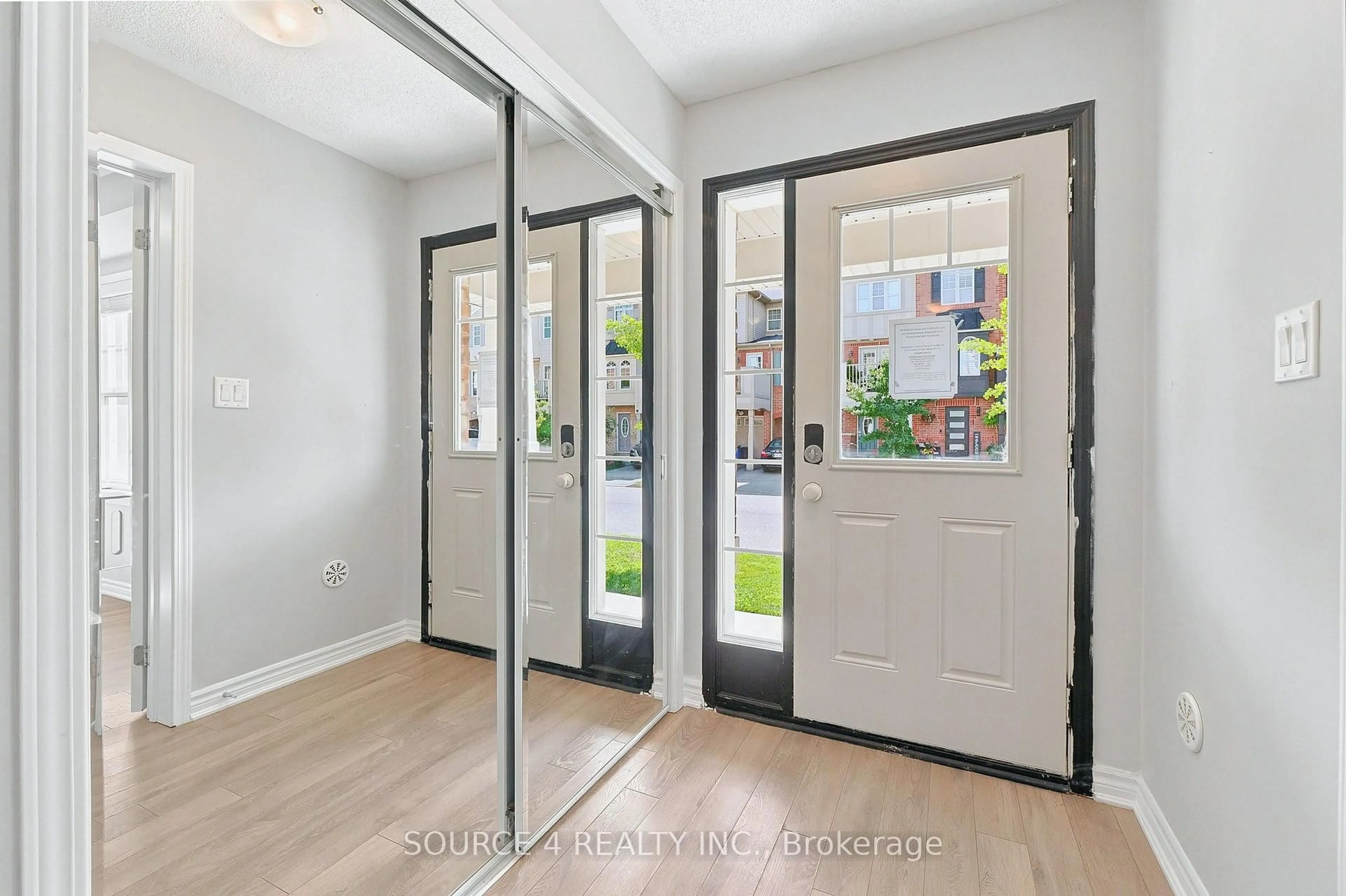 Indoor entryway for 12 Tight Crt, Milton Ontario L9T 8S3