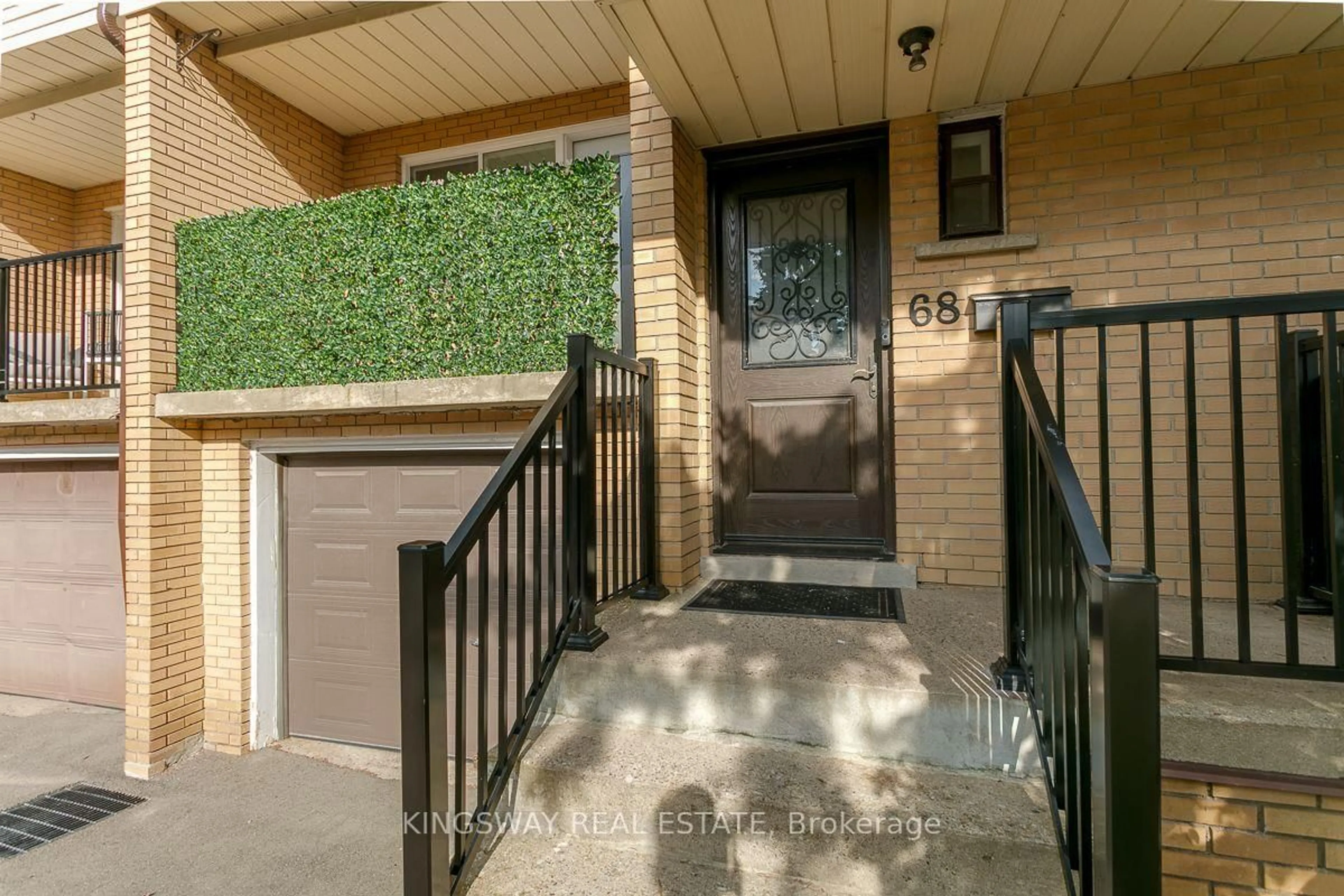 Indoor entryway for 3175 Kirwin Ave #68, Mississauga Ontario L5A 3M4