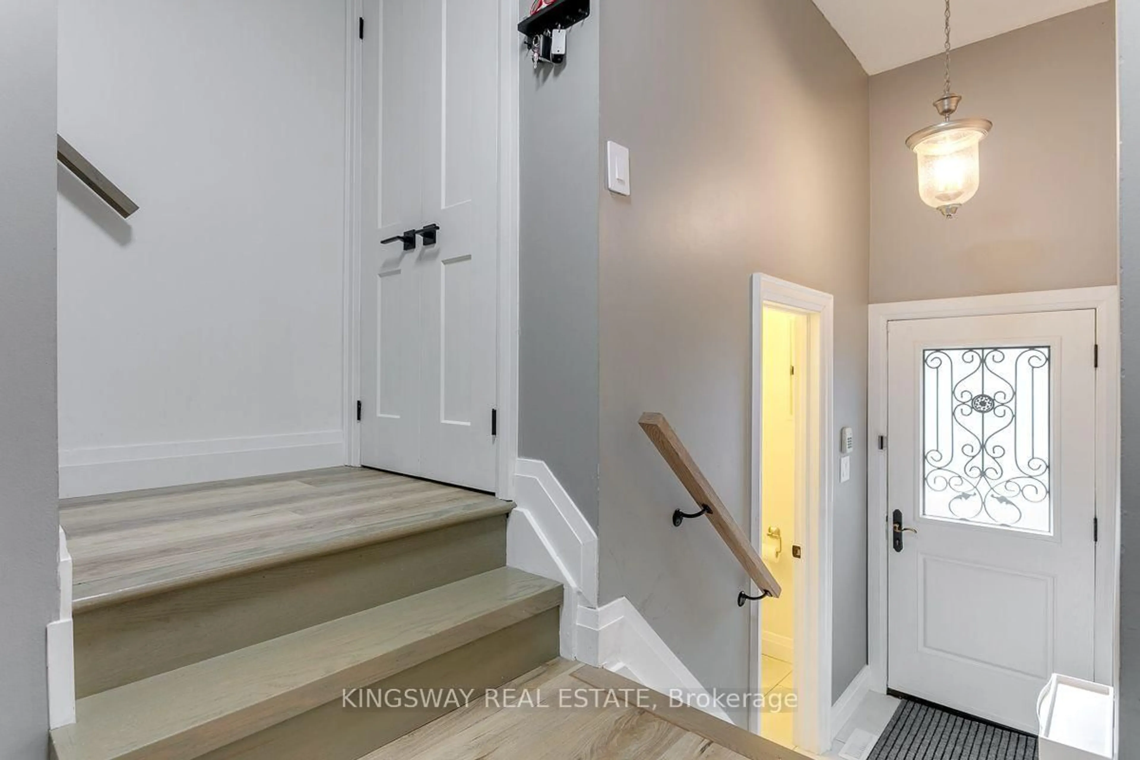 Indoor entryway for 3175 Kirwin Ave #68, Mississauga Ontario L5A 3M4