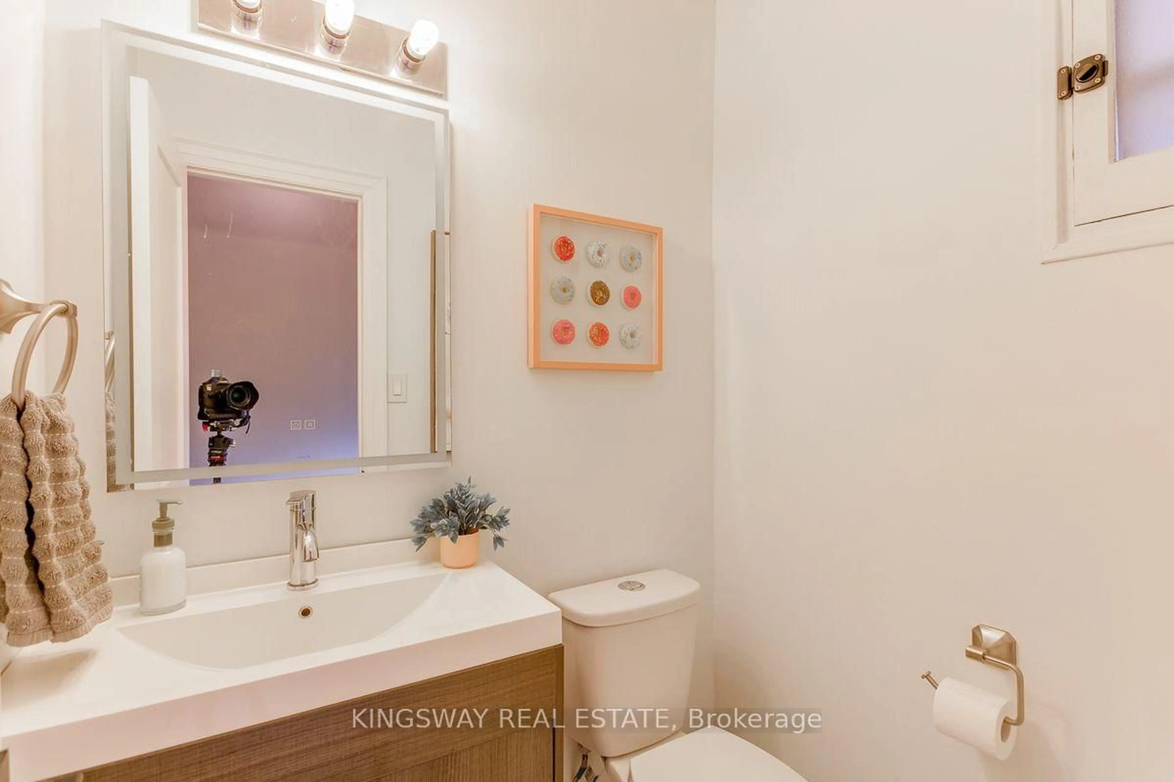 Standard bathroom, ceramic/tile floor for 3175 Kirwin Ave #68, Mississauga Ontario L5A 3M4