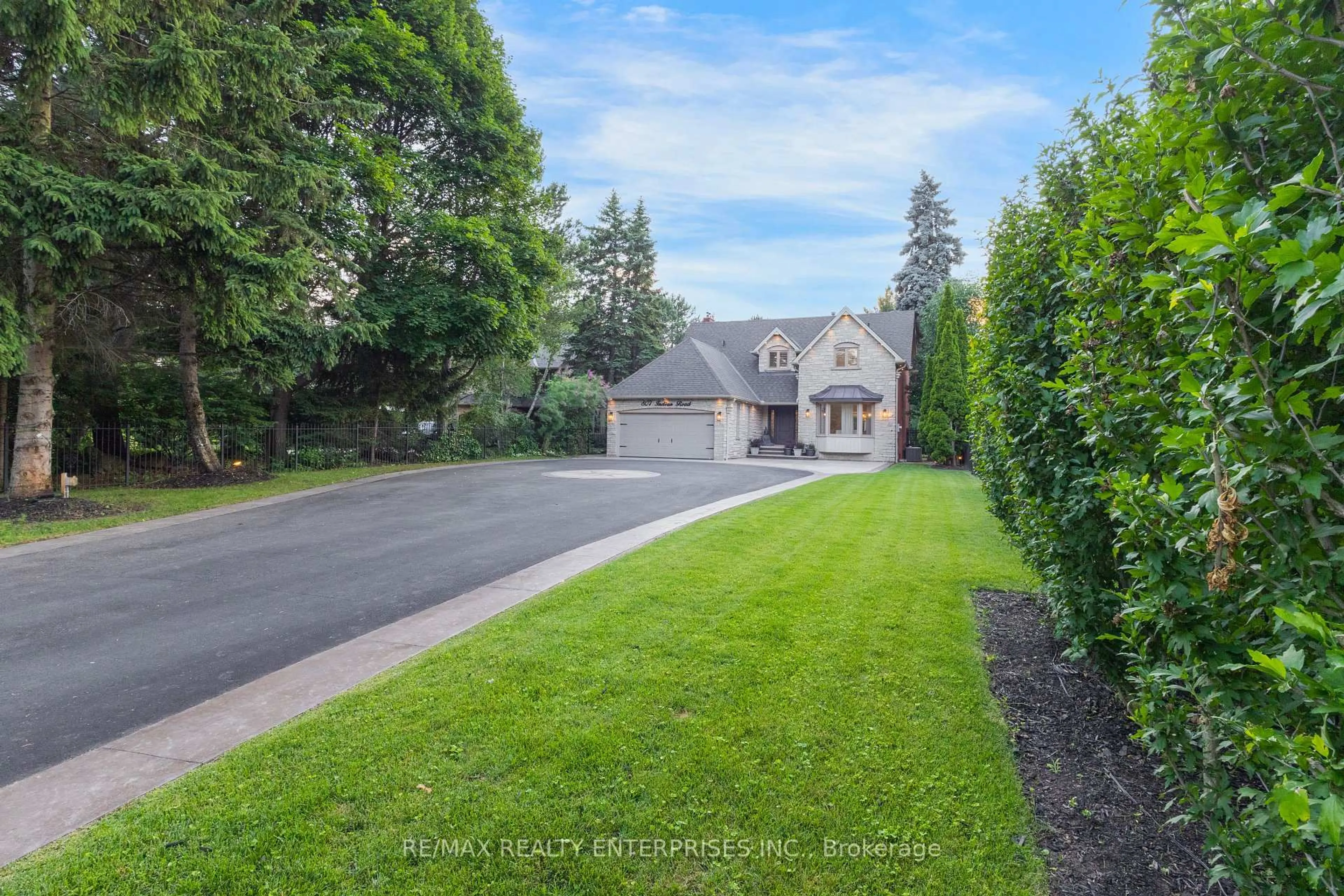 A pic from outside/outdoor area/front of a property/back of a property/a pic from drone, street for 807 Indian Rd, Mississauga Ontario L5H 1R4