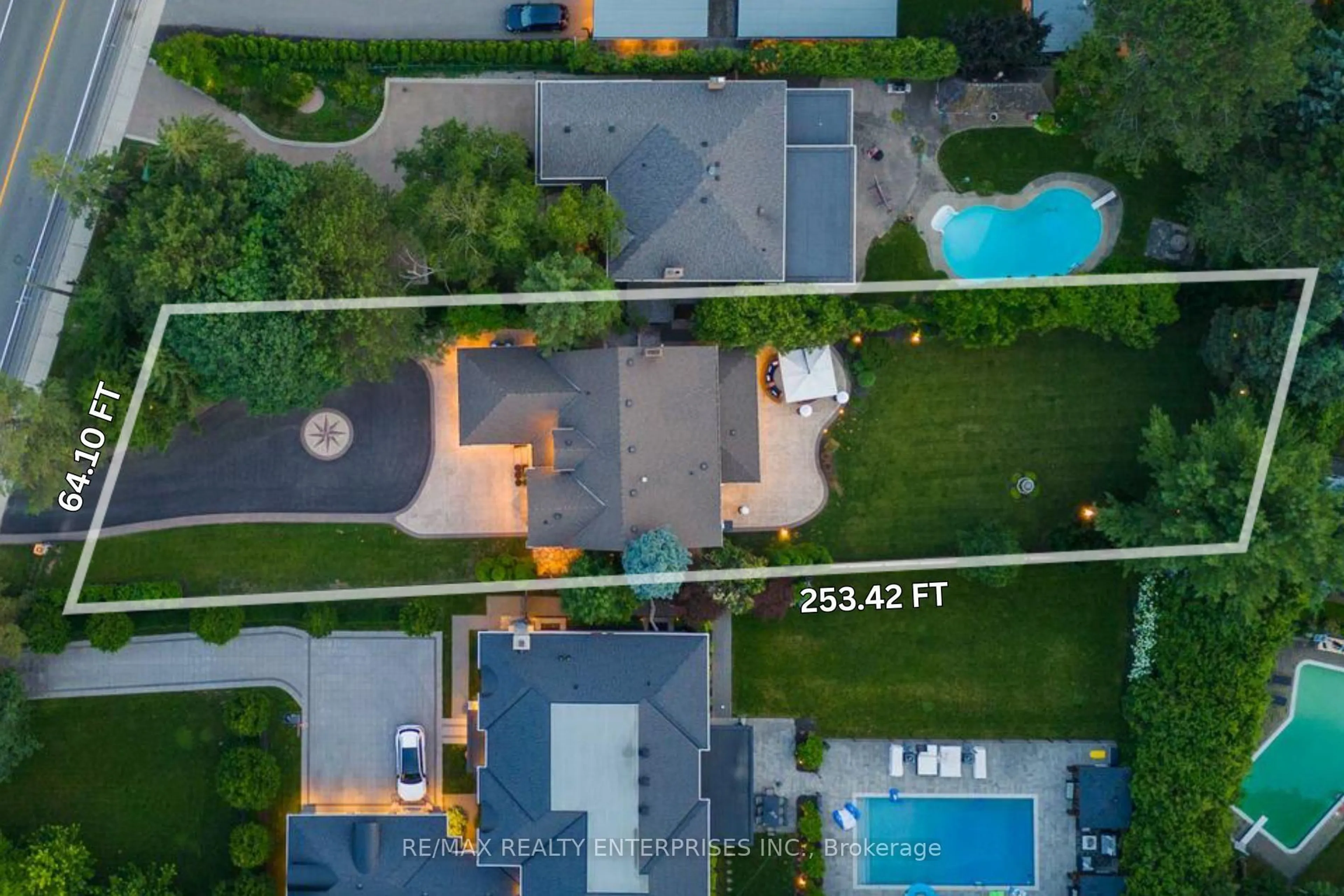 A pic from outside/outdoor area/front of a property/back of a property/a pic from drone, street for 807 Indian Rd, Mississauga Ontario L5H 1R4