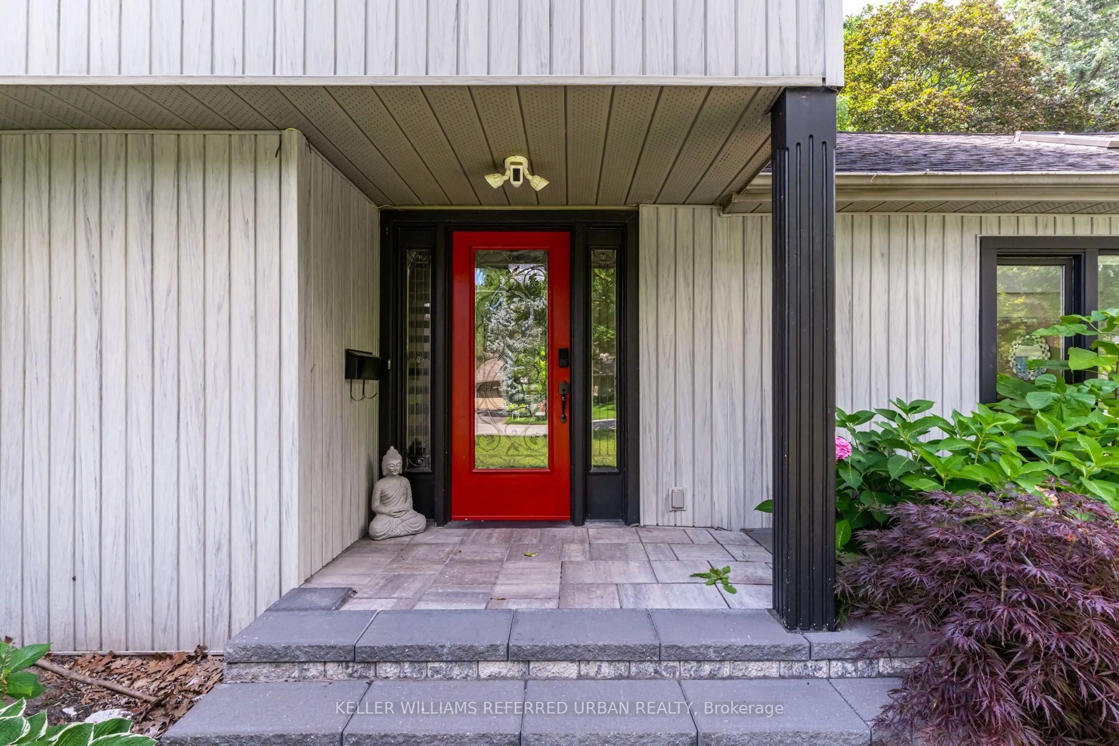 Indoor entryway for 876 Parkland Ave, Mississauga Ontario L5H 3H1
