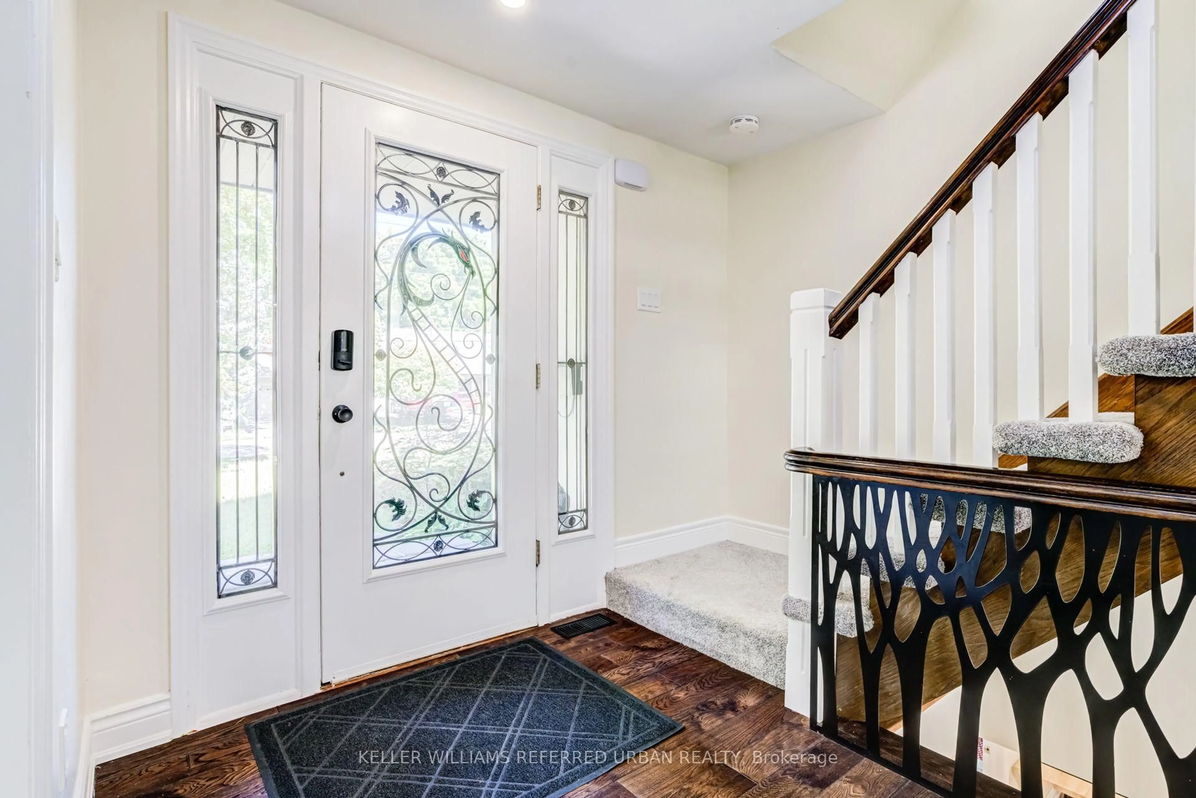 Indoor entryway for 876 Parkland Ave, Mississauga Ontario L5H 3H1