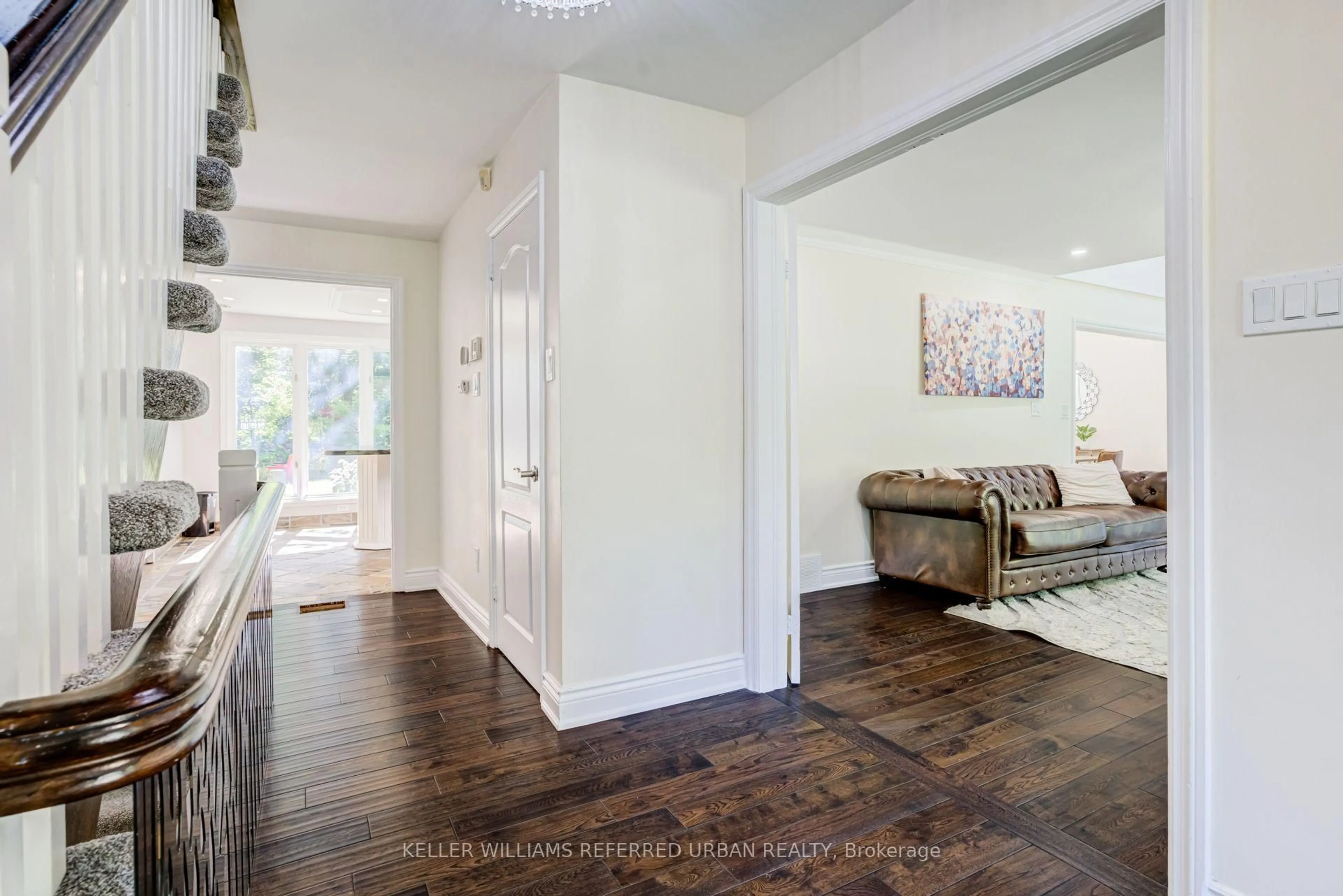 Indoor entryway for 876 Parkland Ave, Mississauga Ontario L5H 3H1