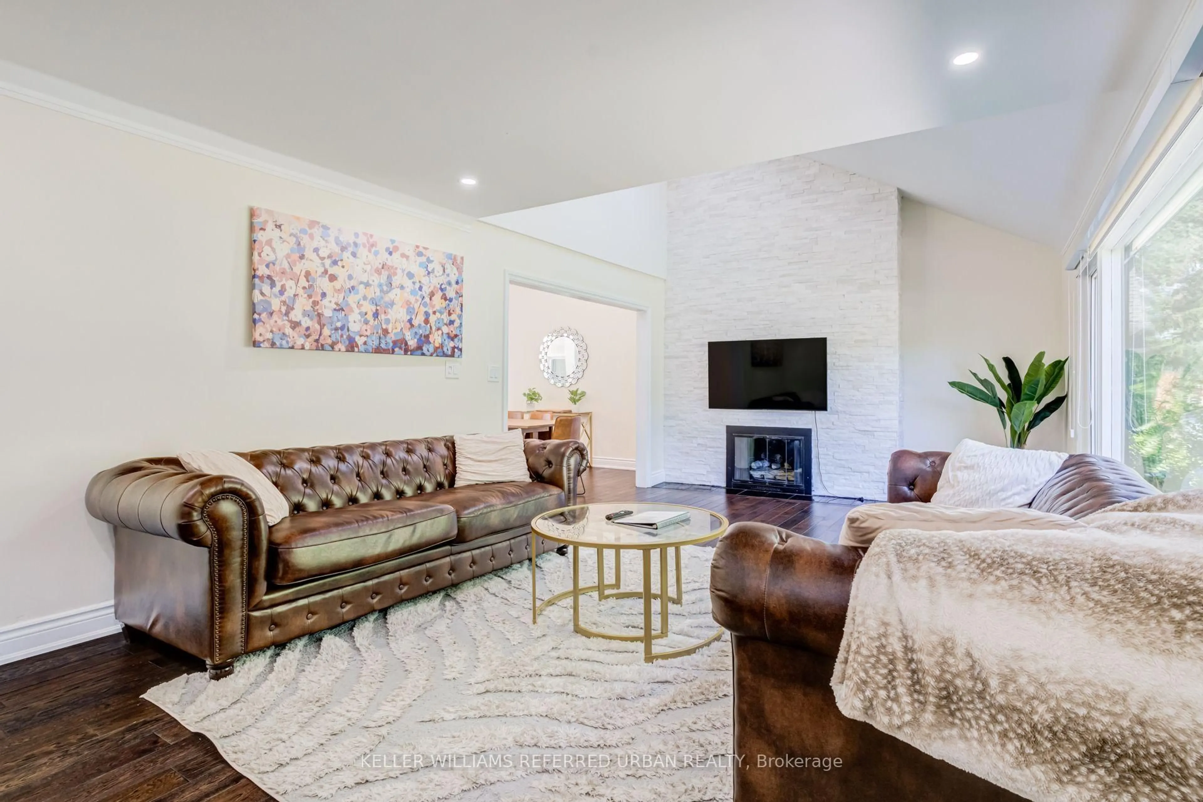 Living room with furniture, unknown for 876 Parkland Ave, Mississauga Ontario L5H 3H1