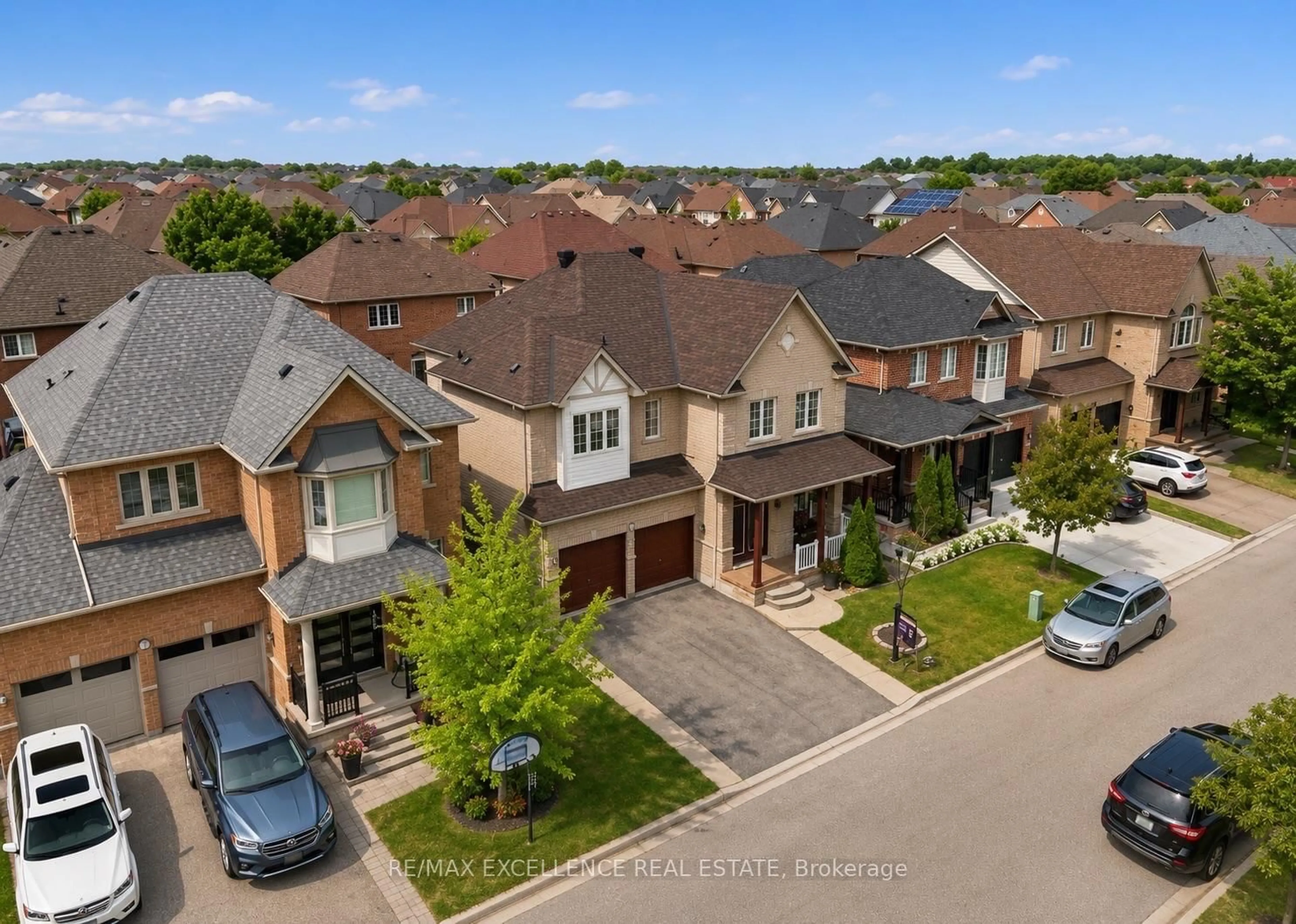 A pic from outside/outdoor area/front of a property/back of a property/a pic from drone, street for 21 Castle Mountain Dr, Brampton Ontario L6R 2W9