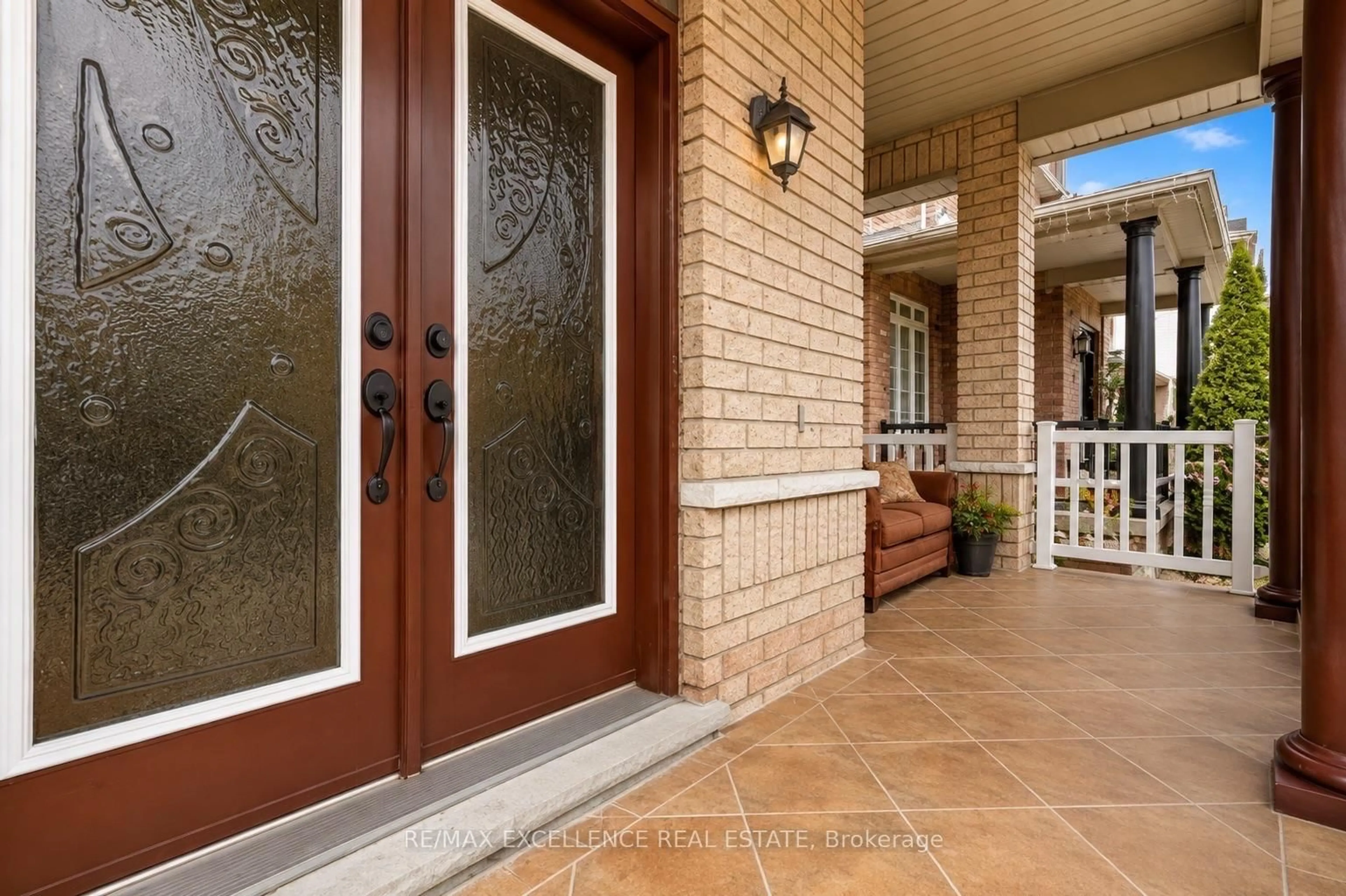 Indoor entryway for 21 Castle Mountain Dr, Brampton Ontario L6R 2W9