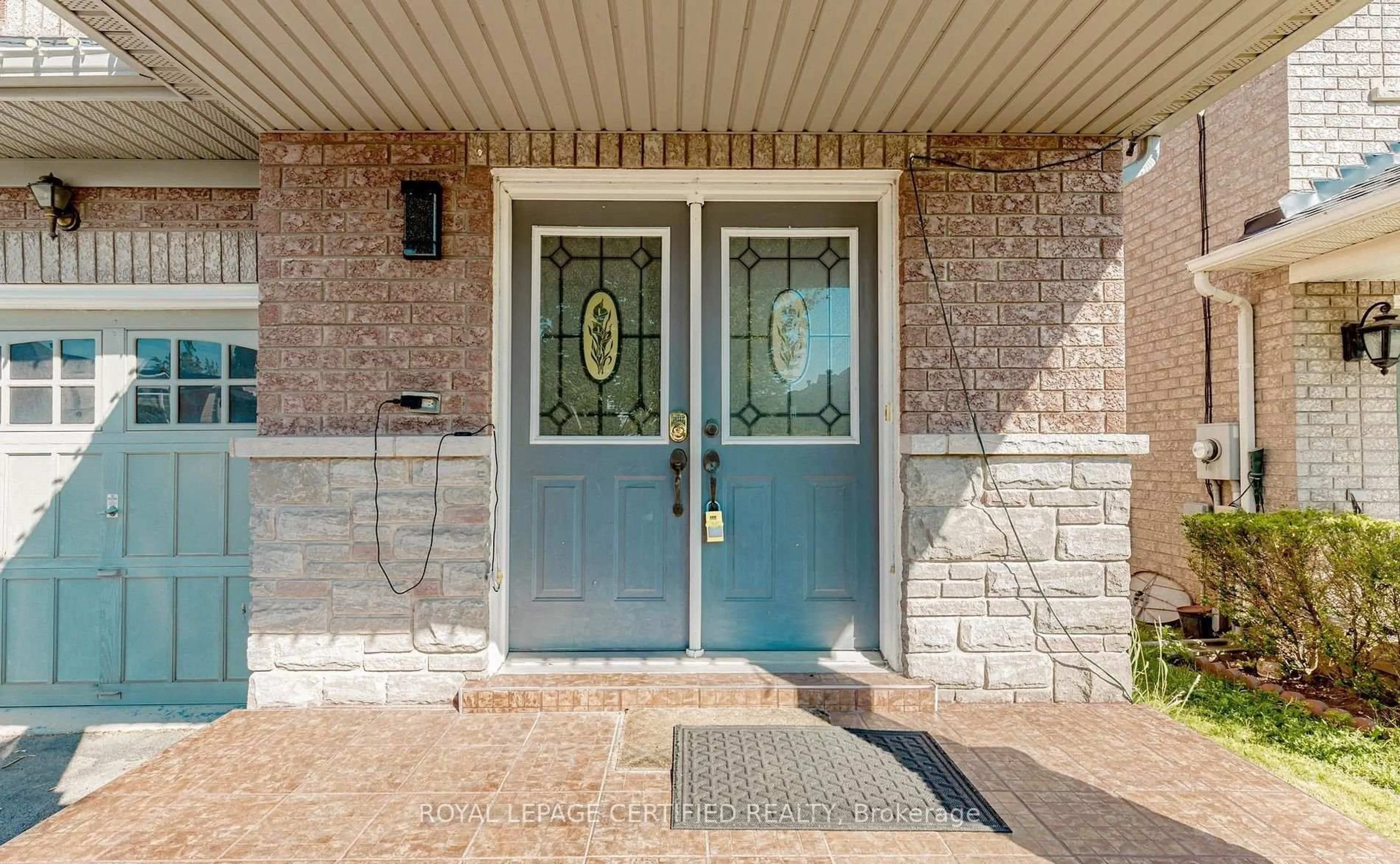 Indoor entryway for 2452 Pathfinder Dr, Burlington Ontario L7L 6X9