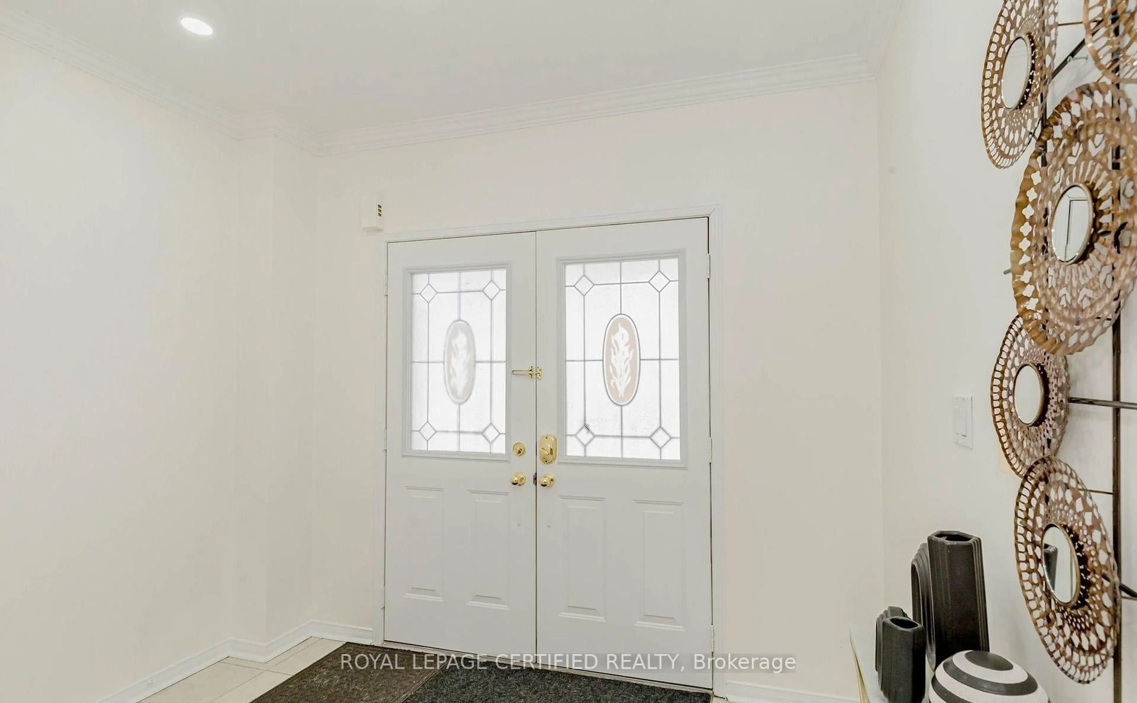 Indoor entryway for 2452 Pathfinder Dr, Burlington Ontario L7L 6X9