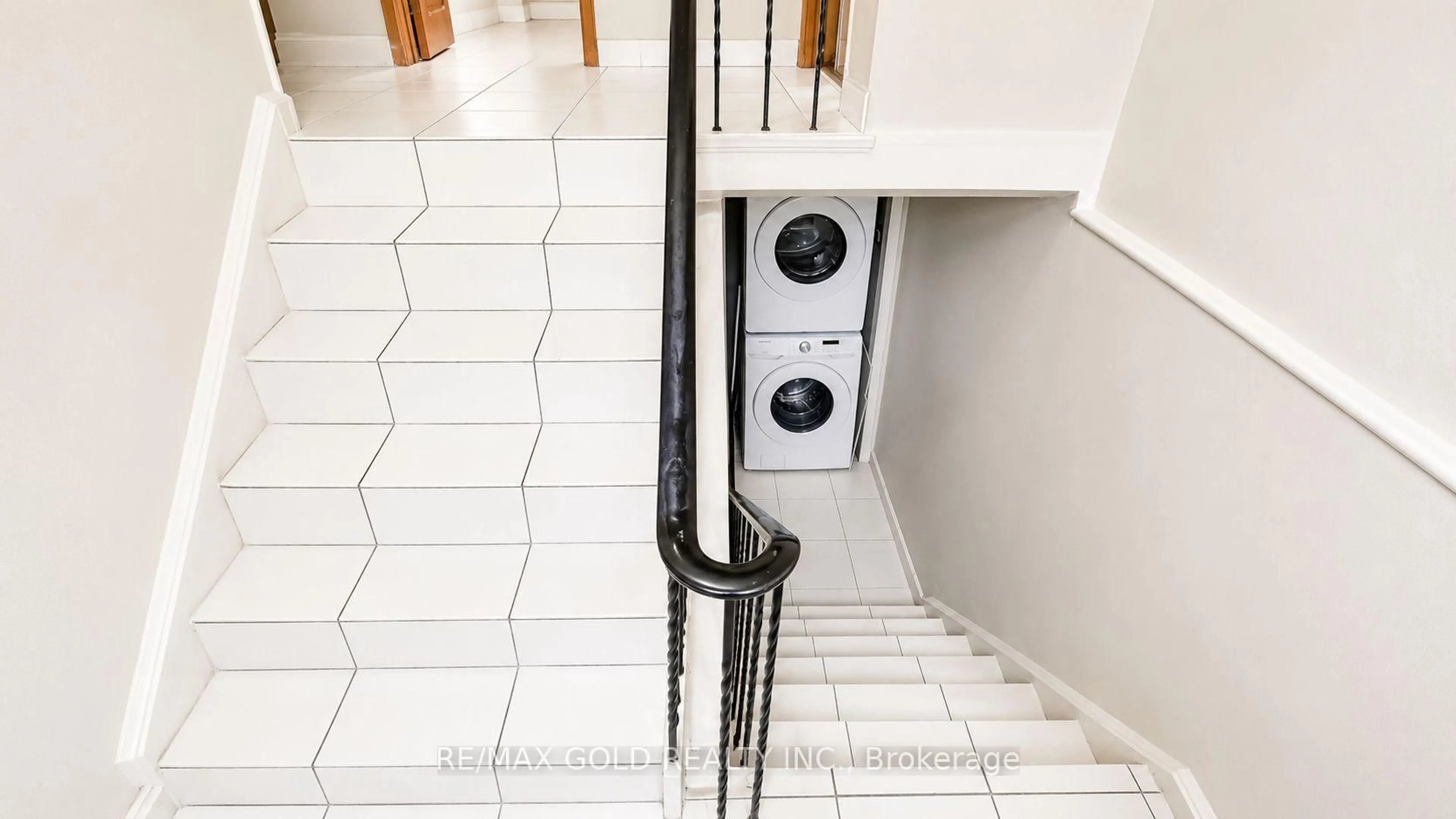 Contemporary bathroom, ceramic/tile floor for 7383 Manion Rd, Mississauga Ontario L4T 2K8