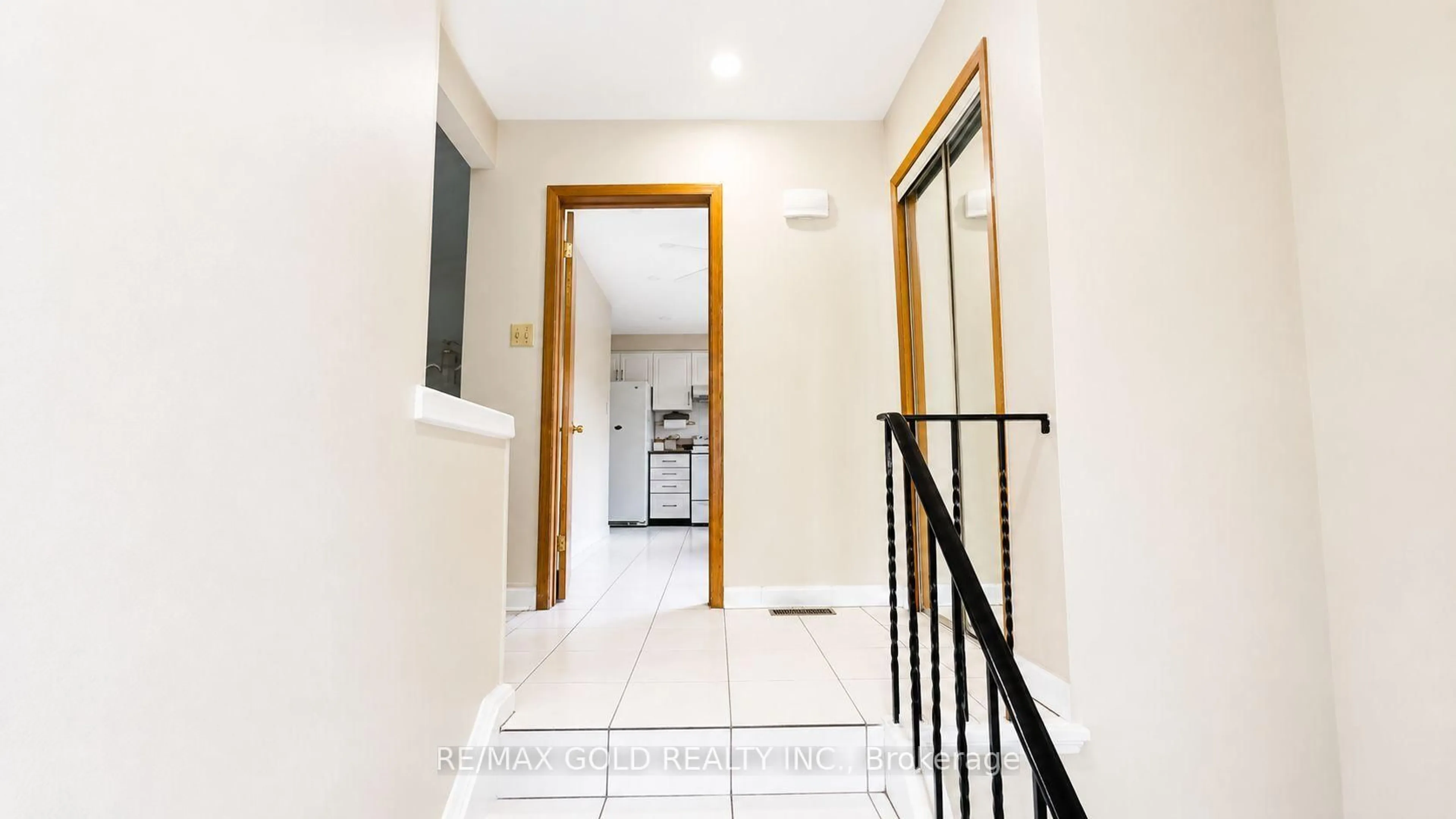 Indoor foyer for 7383 Manion Rd, Mississauga Ontario L4T 2K8
