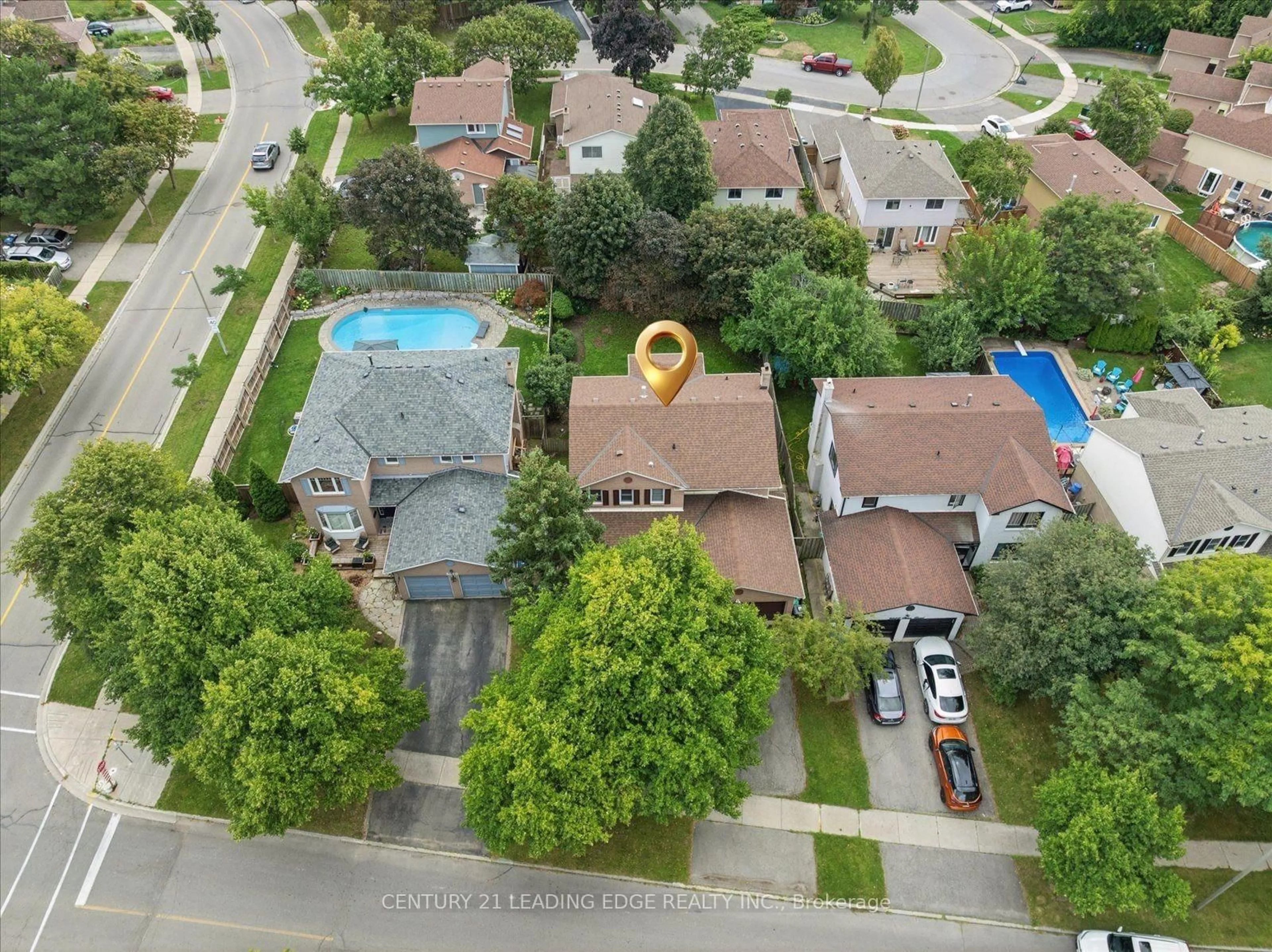 A pic from outside/outdoor area/front of a property/back of a property/a pic from drone, street for 3074 Tours Rd, Mississauga Ontario L5N 3J2