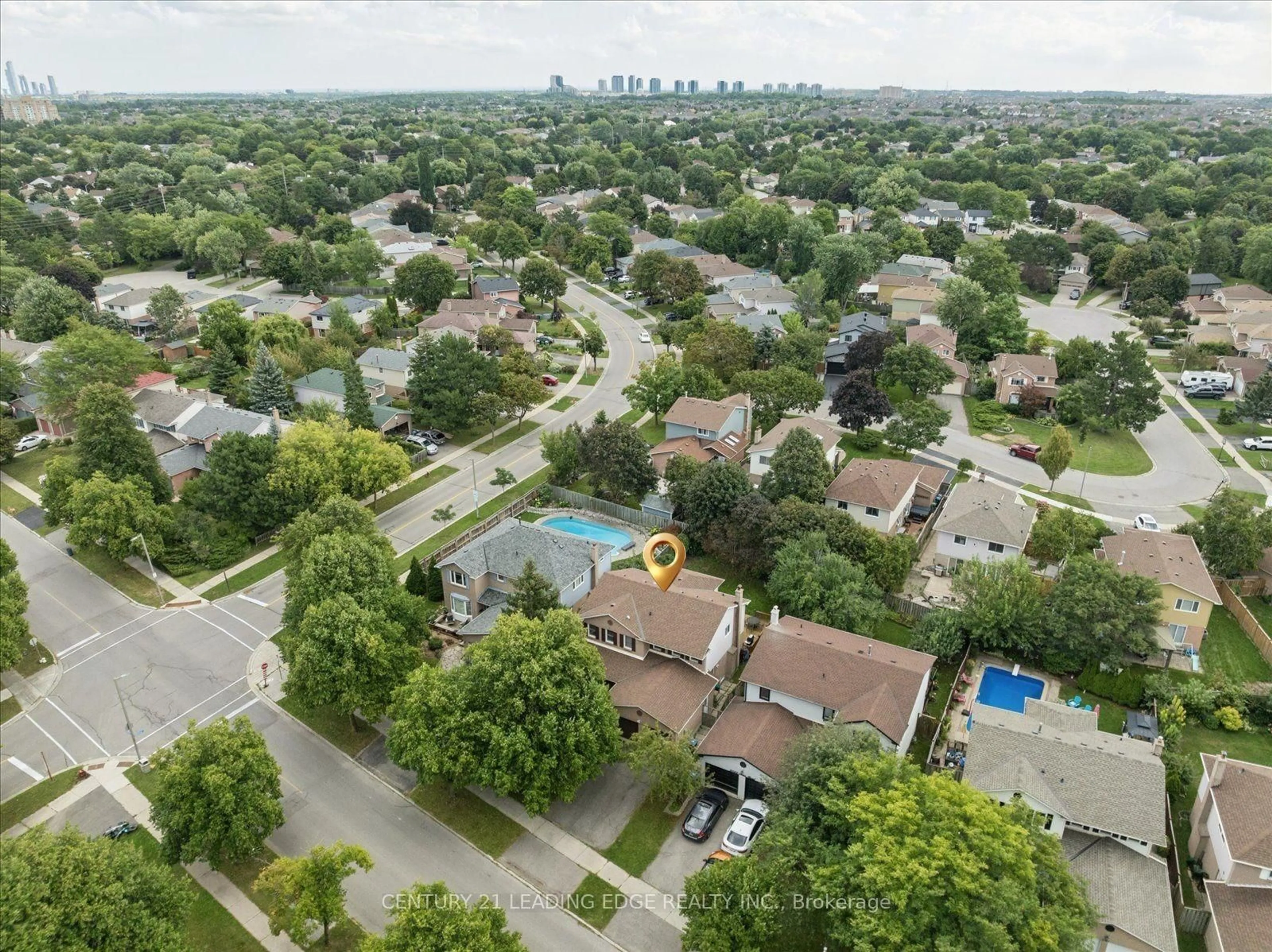 A pic from outside/outdoor area/front of a property/back of a property/a pic from drone, city buildings view from balcony for 3074 Tours Rd, Mississauga Ontario L5N 3J2