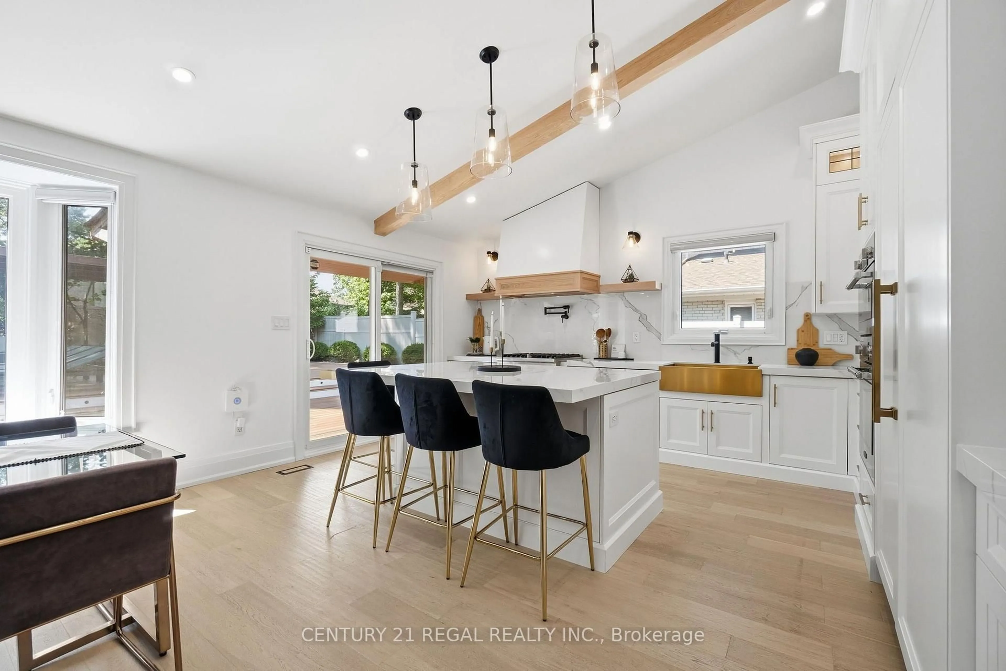 Open concept kitchen, unknown for 3308 Grassfire Cres, Mississauga Ontario L4Y 3K1