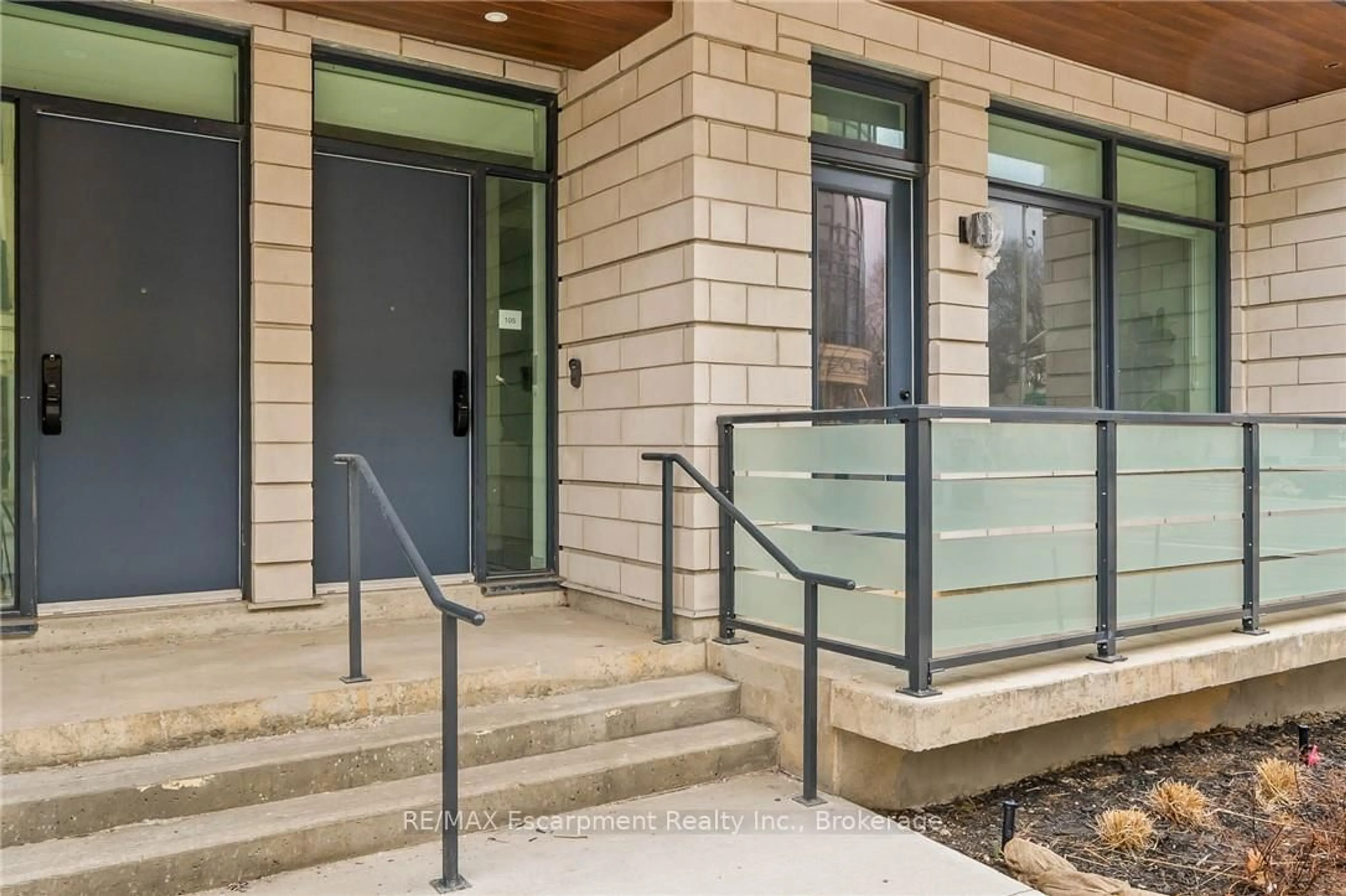 Indoor entryway for 123 Maurice Dr #105, Oakville Ontario L6K 2W6