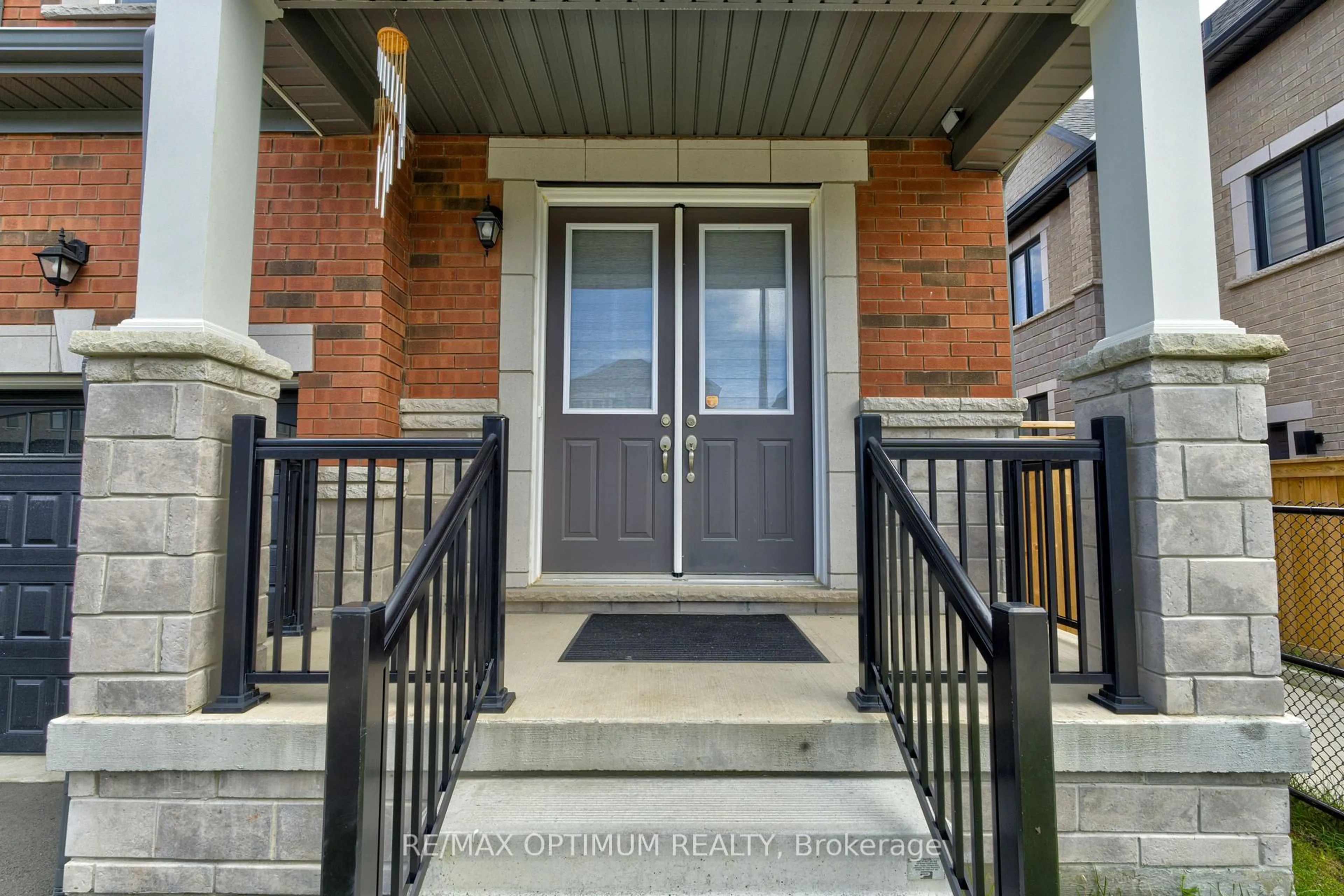 Indoor entryway for 19 Gatherwood Terr, Caledon Ontario L7C 4M4