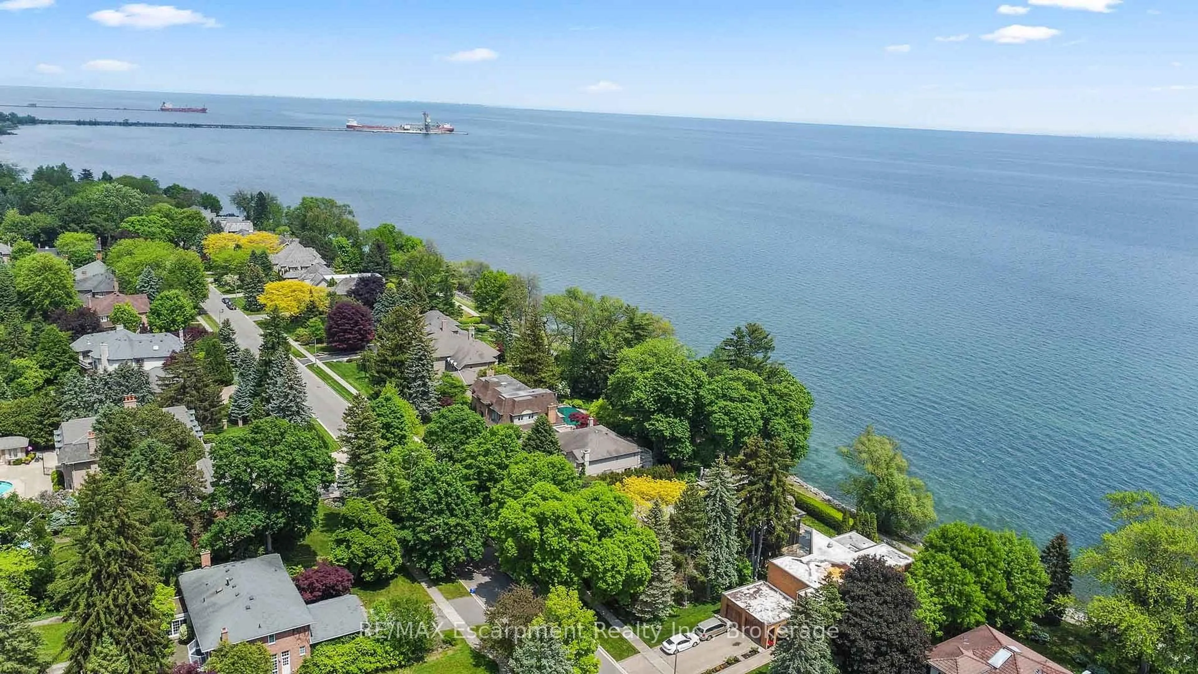 A pic from outside/outdoor area/front of a property/back of a property/a pic from drone, water/lake/river/ocean view for 2372 Carrington Pl, Oakville Ontario L6J 5P4