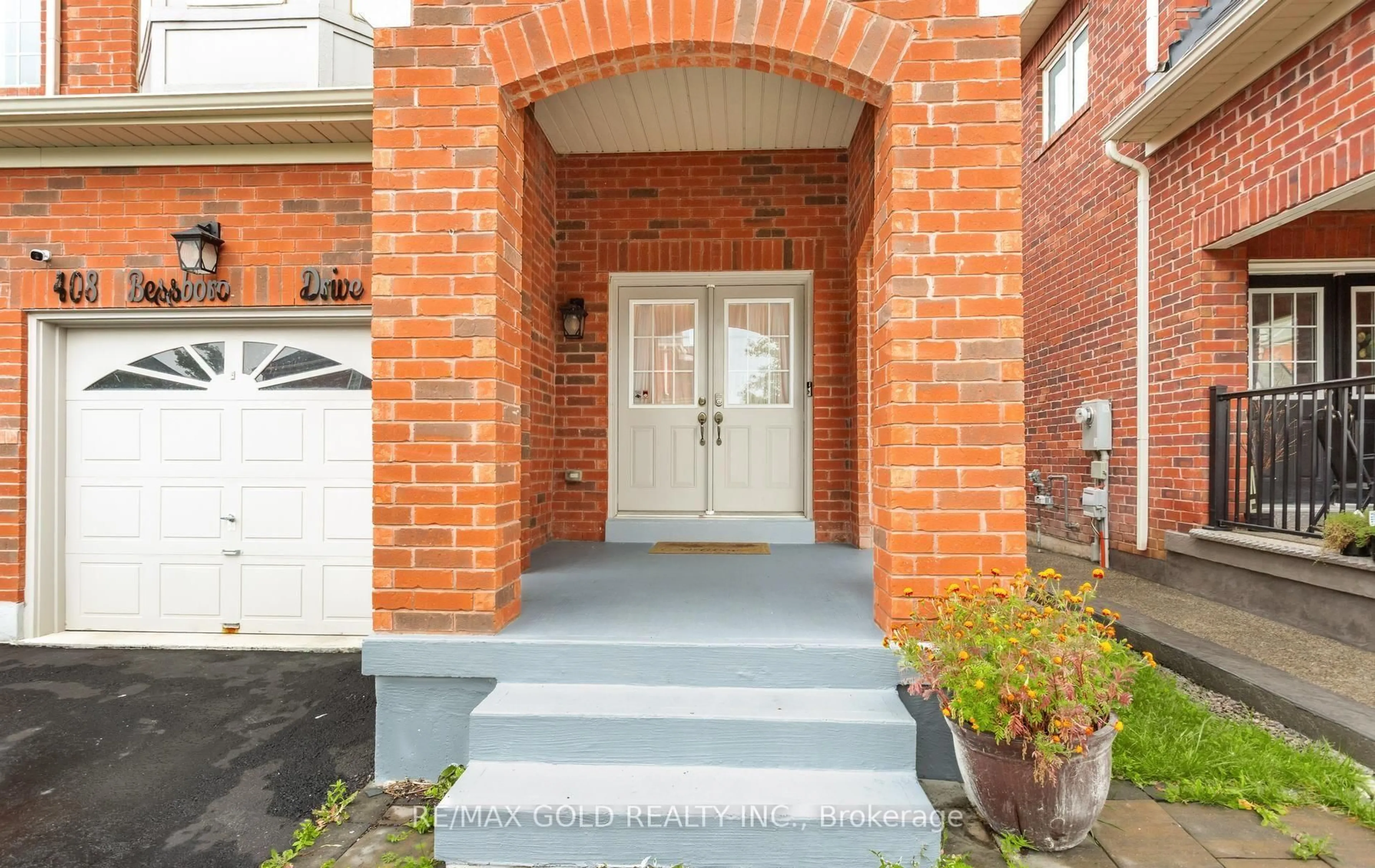 Indoor entryway for 408 Bessborough Dr, Milton Ontario L9T 8P8
