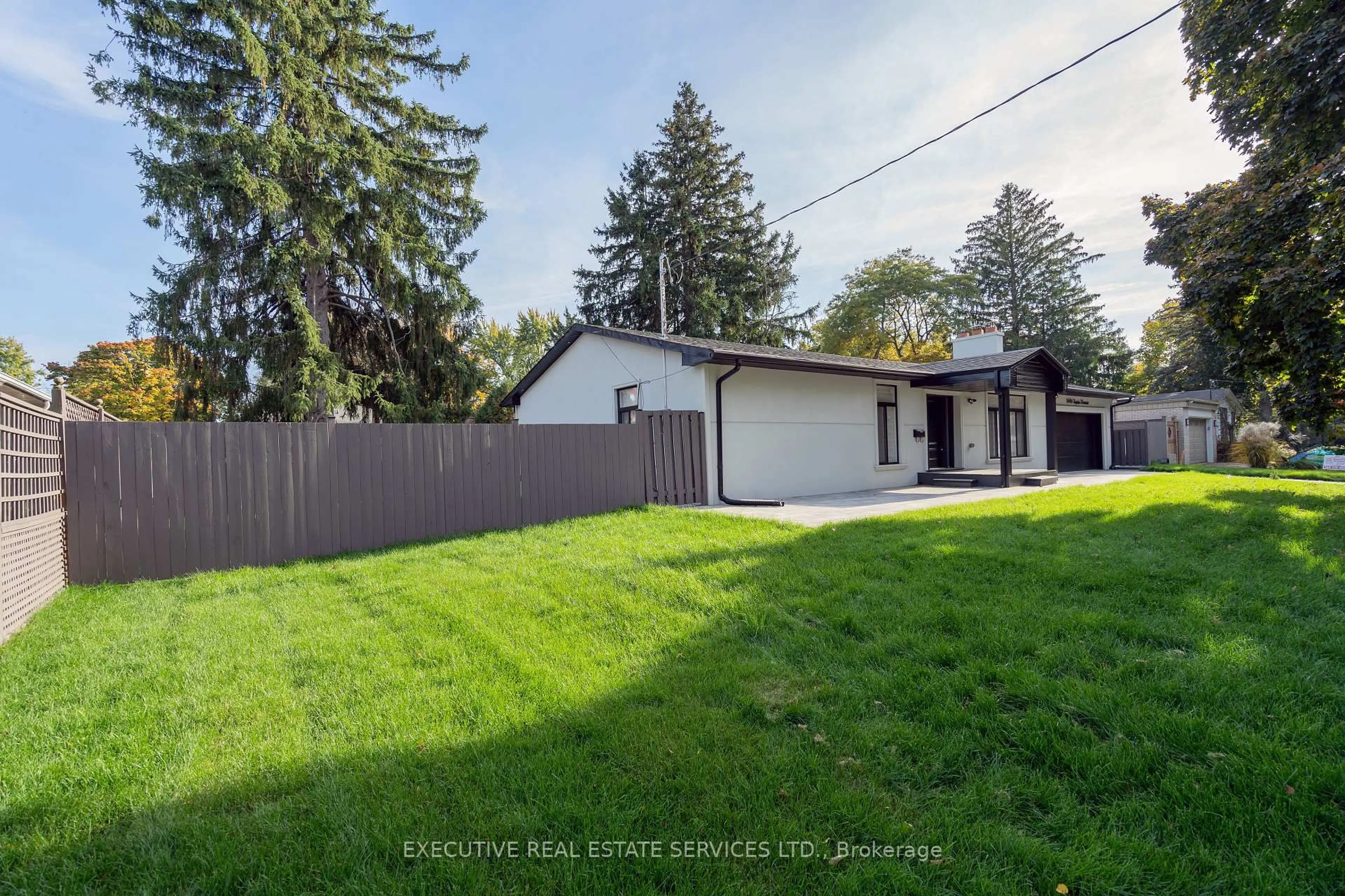 A pic from outside/outdoor area/front of a property/back of a property/a pic from drone, street for 646 Sequin Cres, Mississauga Ontario L5H 1W5