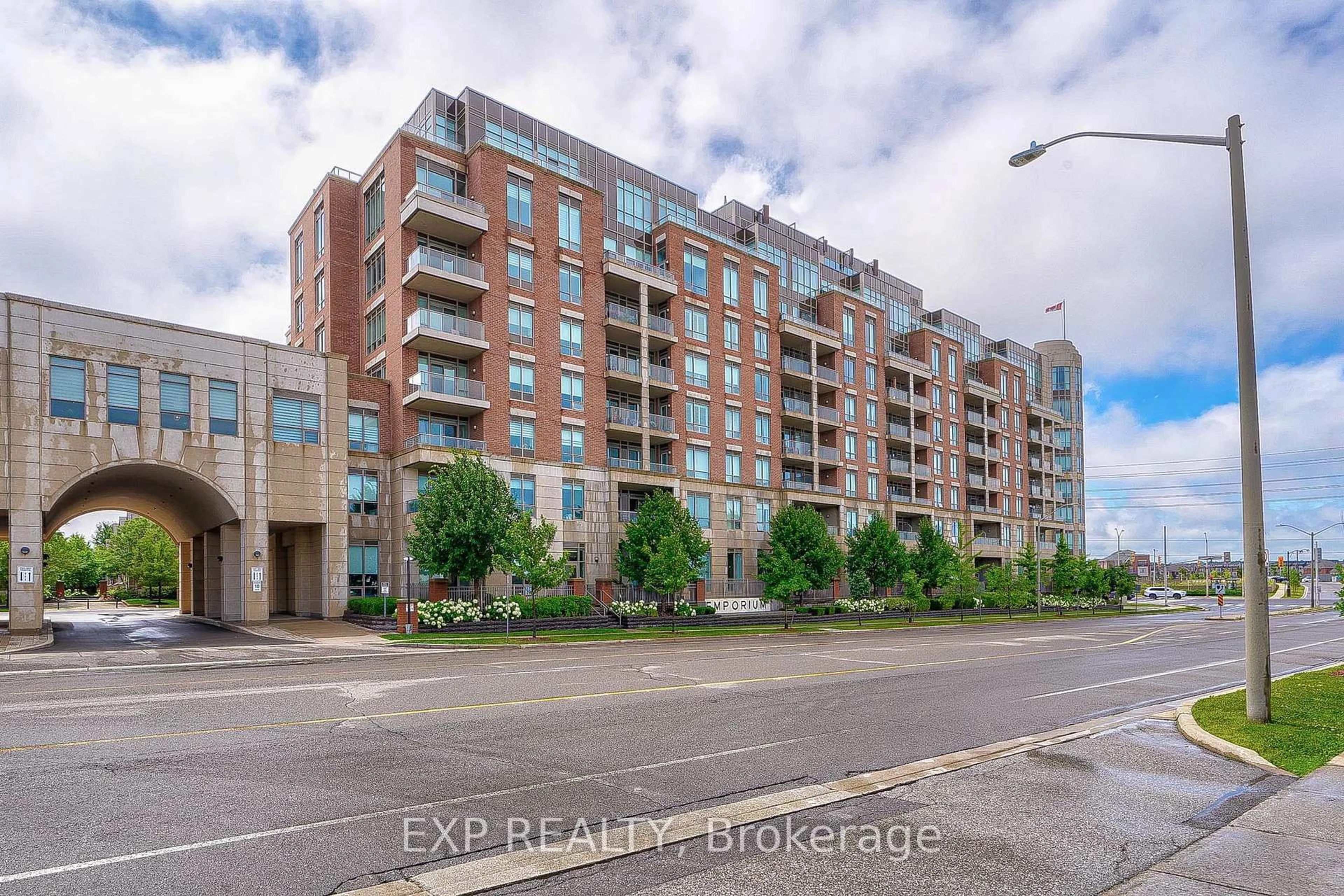 A pic from outside/outdoor area/front of a property/back of a property/a pic from drone, building for 2480 Prince Michael Dr #622, Oakville Ontario L6H 0H1