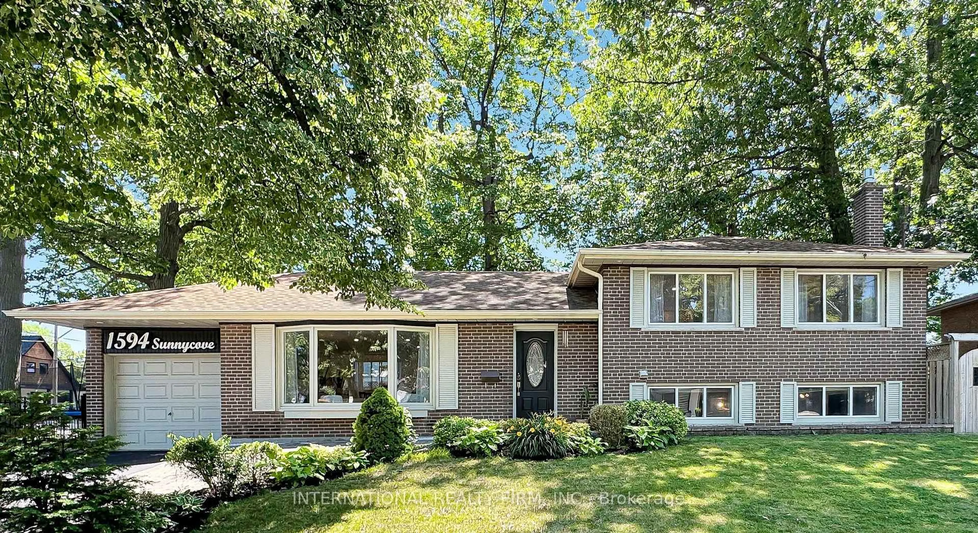 Home with vinyl exterior material, street for 1594 Sunnycove Dr, Mississauga Ontario L4X 1B5