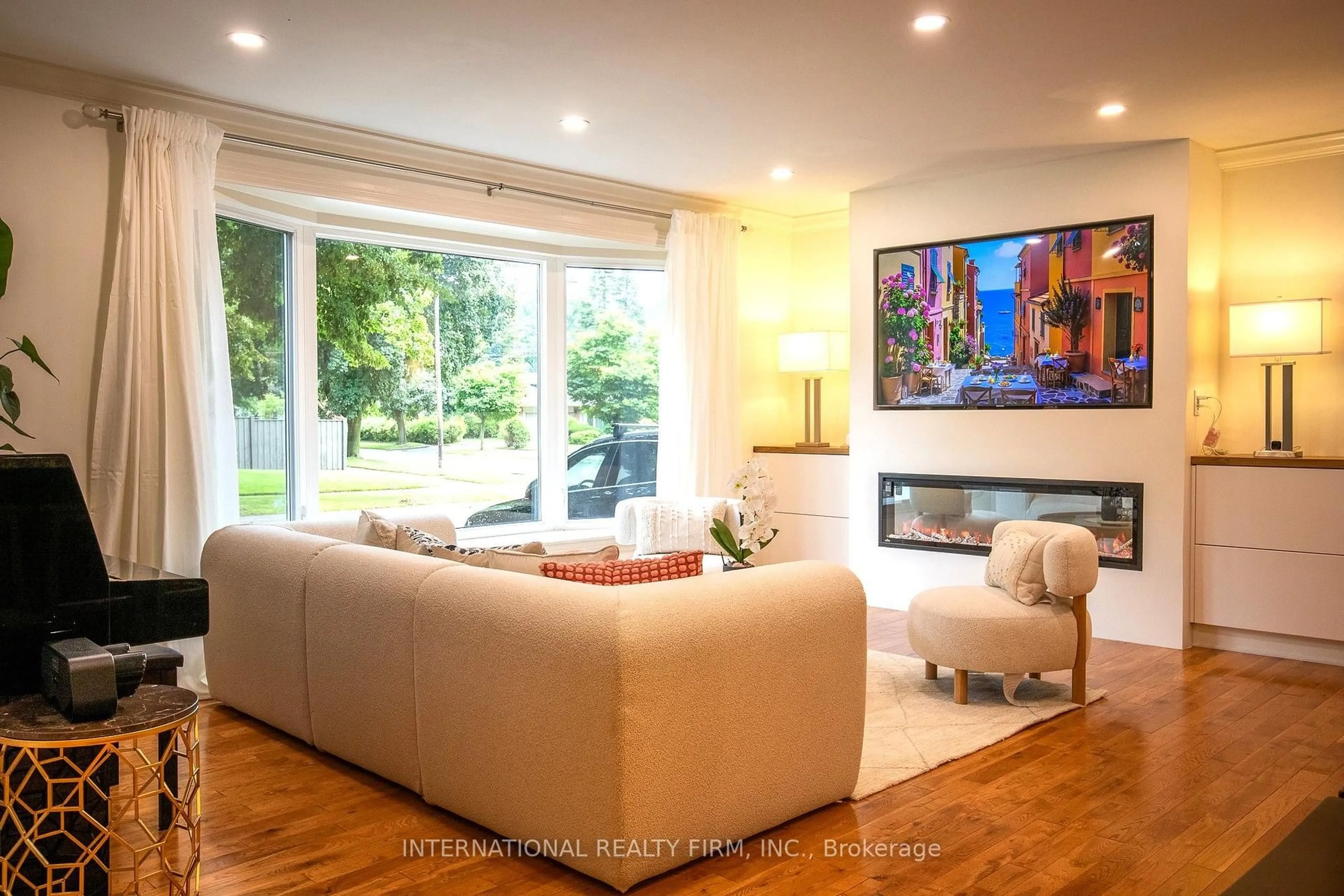 Living room with furniture, unknown for 1594 Sunnycove Dr, Mississauga Ontario L4X 1B5