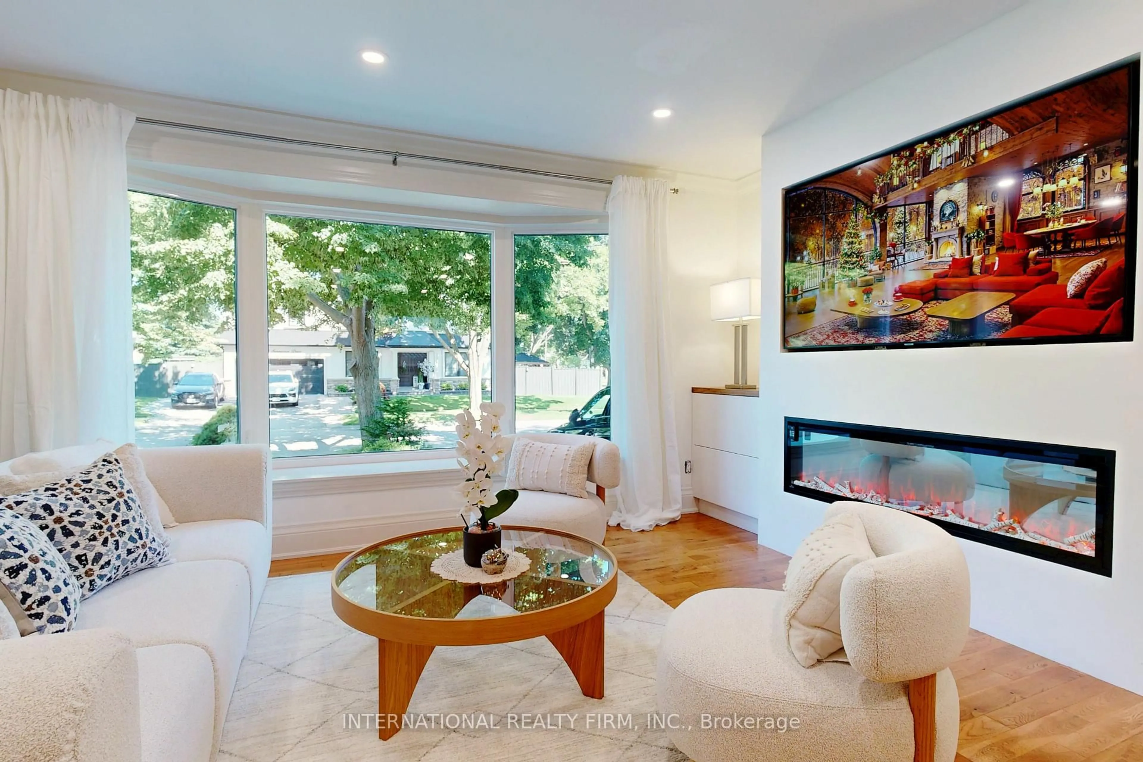 Living room with furniture, unknown for 1594 Sunnycove Dr, Mississauga Ontario L4X 1B5