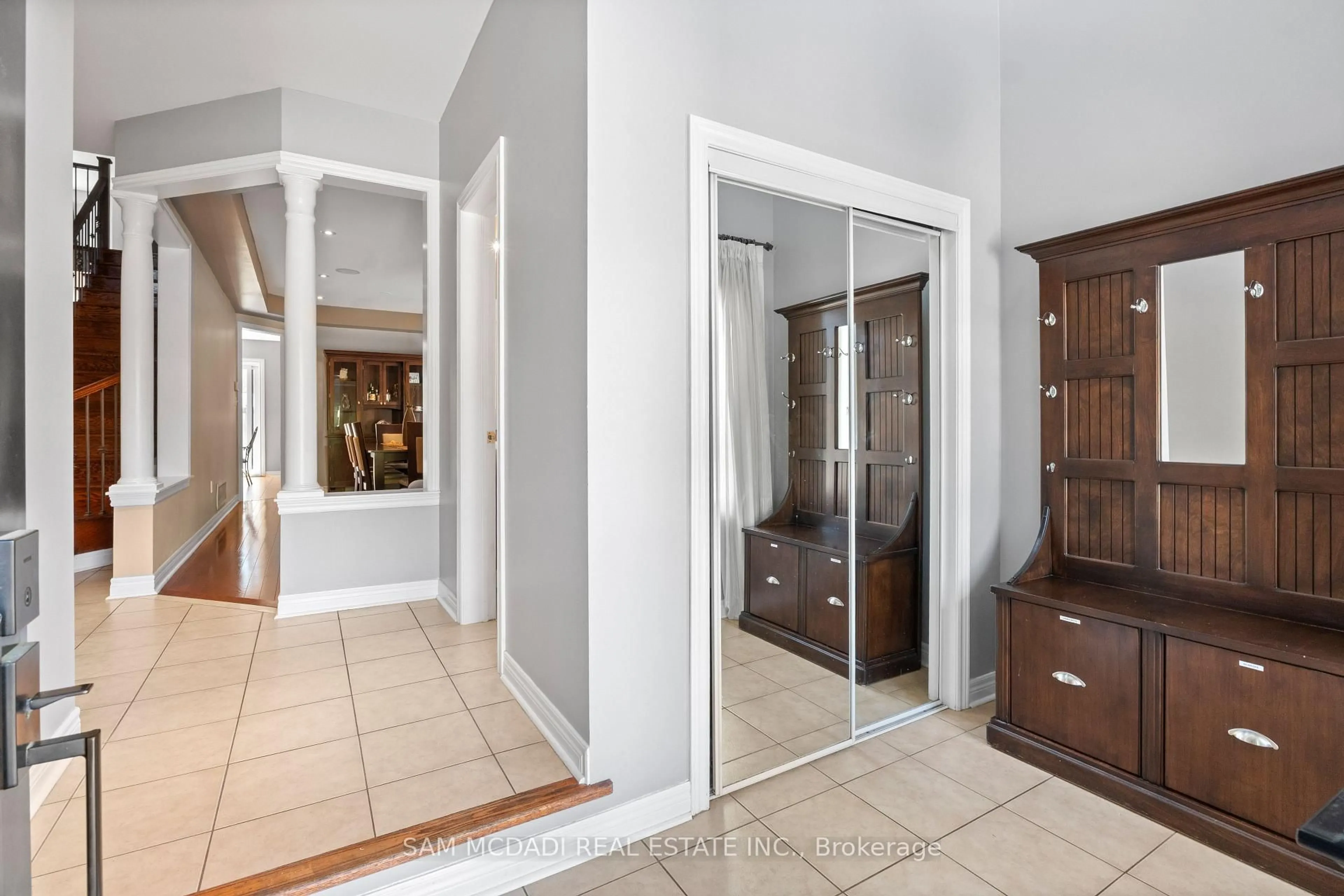 Indoor entryway for 2476 Palmerston Rd, Oakville Ontario L6H 7L6