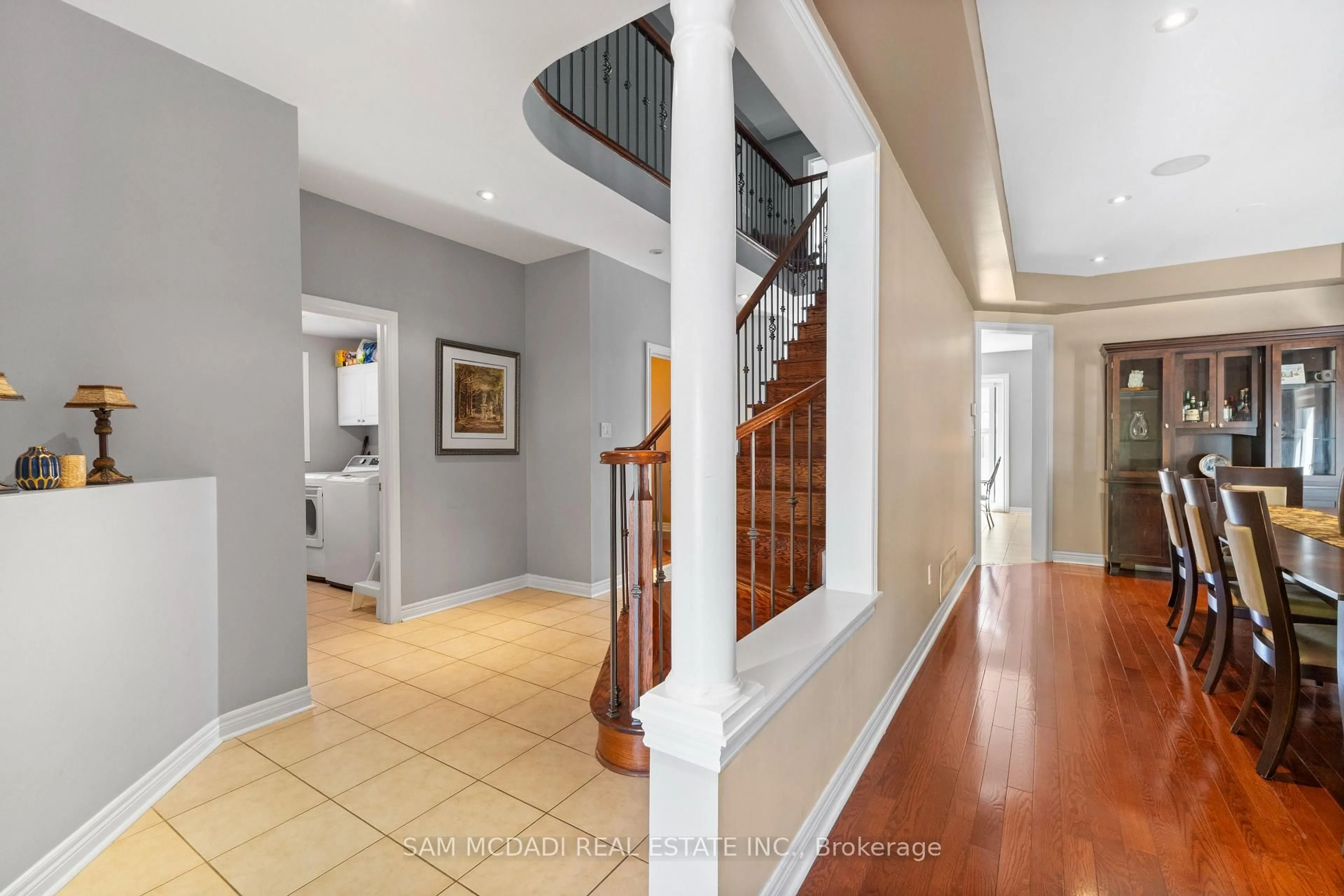 Indoor entryway for 2476 Palmerston Rd, Oakville Ontario L6H 7L6