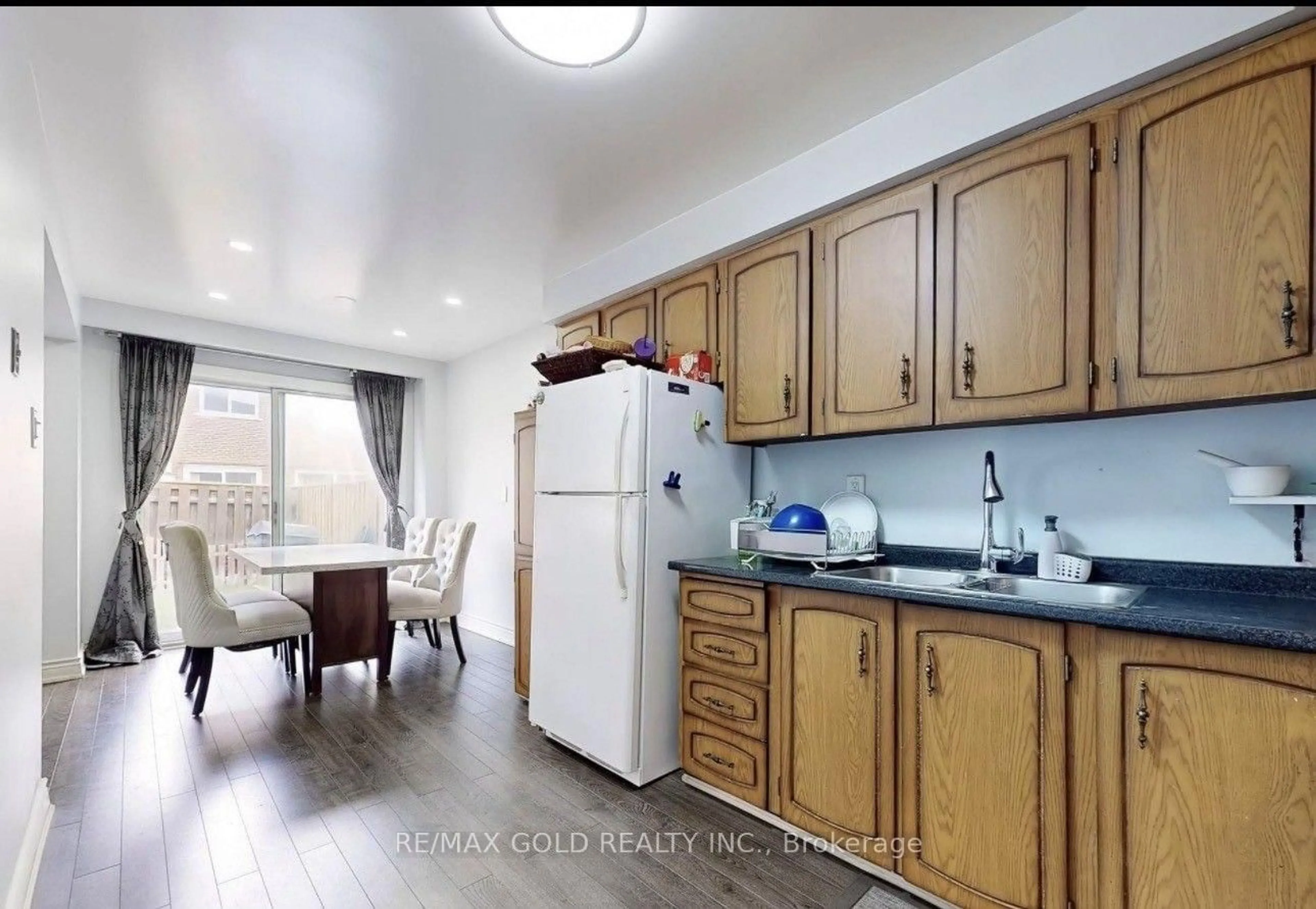 Standard kitchen, unknown for 7033 Netherbrae Rd #8, Mississauga Ontario L4T 2W2