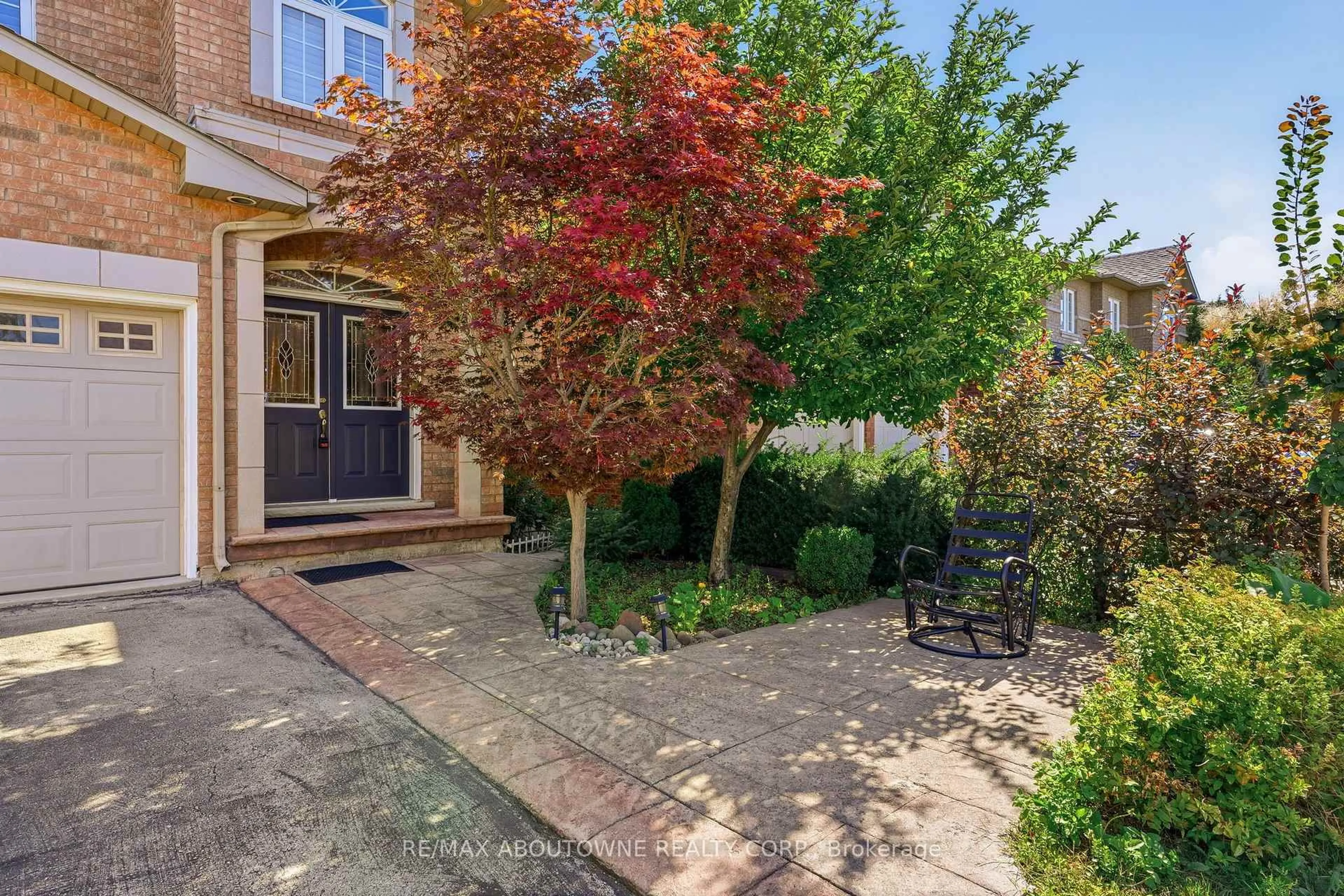A pic from outside/outdoor area/front of a property/back of a property/a pic from drone, street for 2381 Grand Oak Tr, Oakville Ontario L6M 4V4