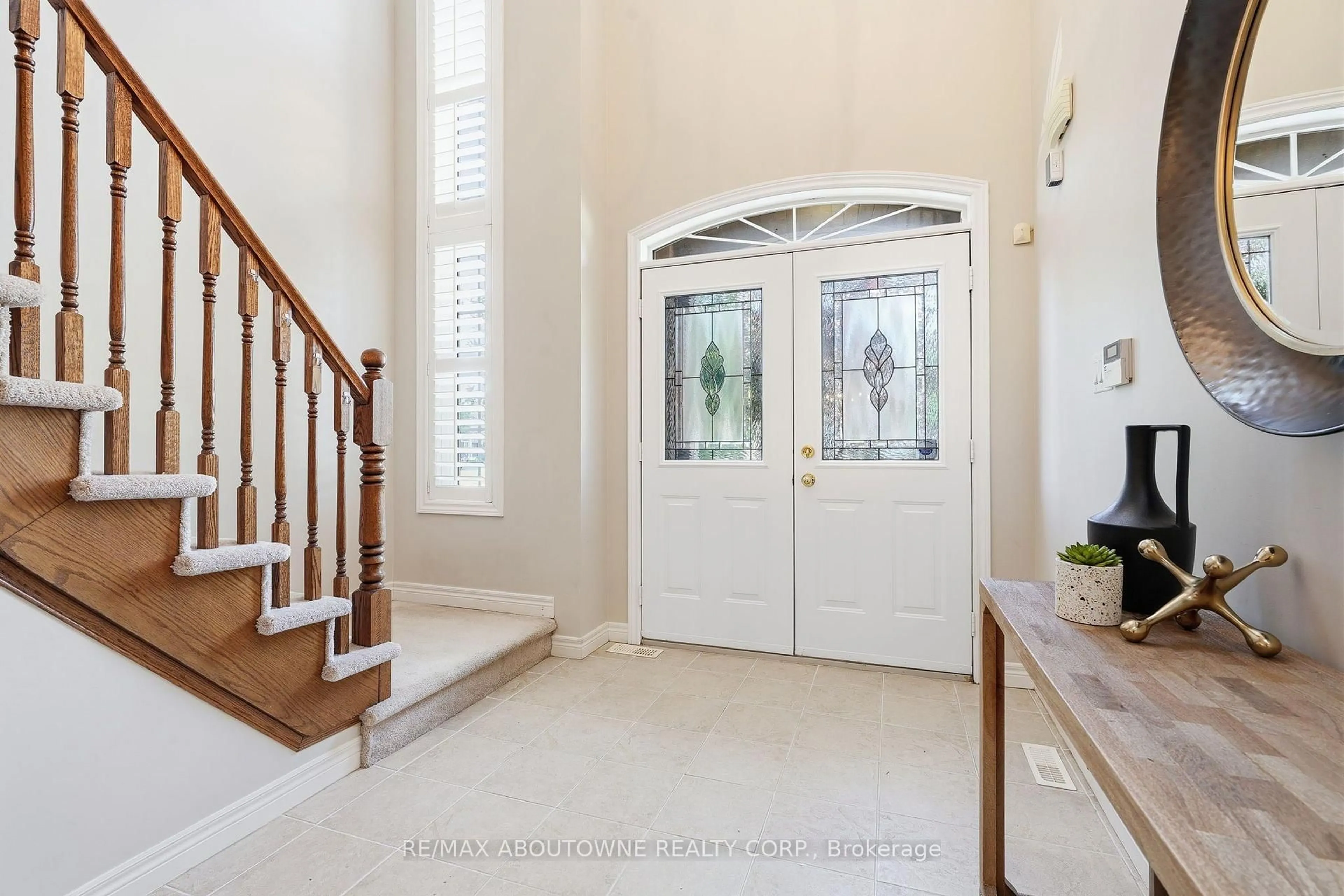 Indoor entryway for 2381 Grand Oak Tr, Oakville Ontario L6M 4V4