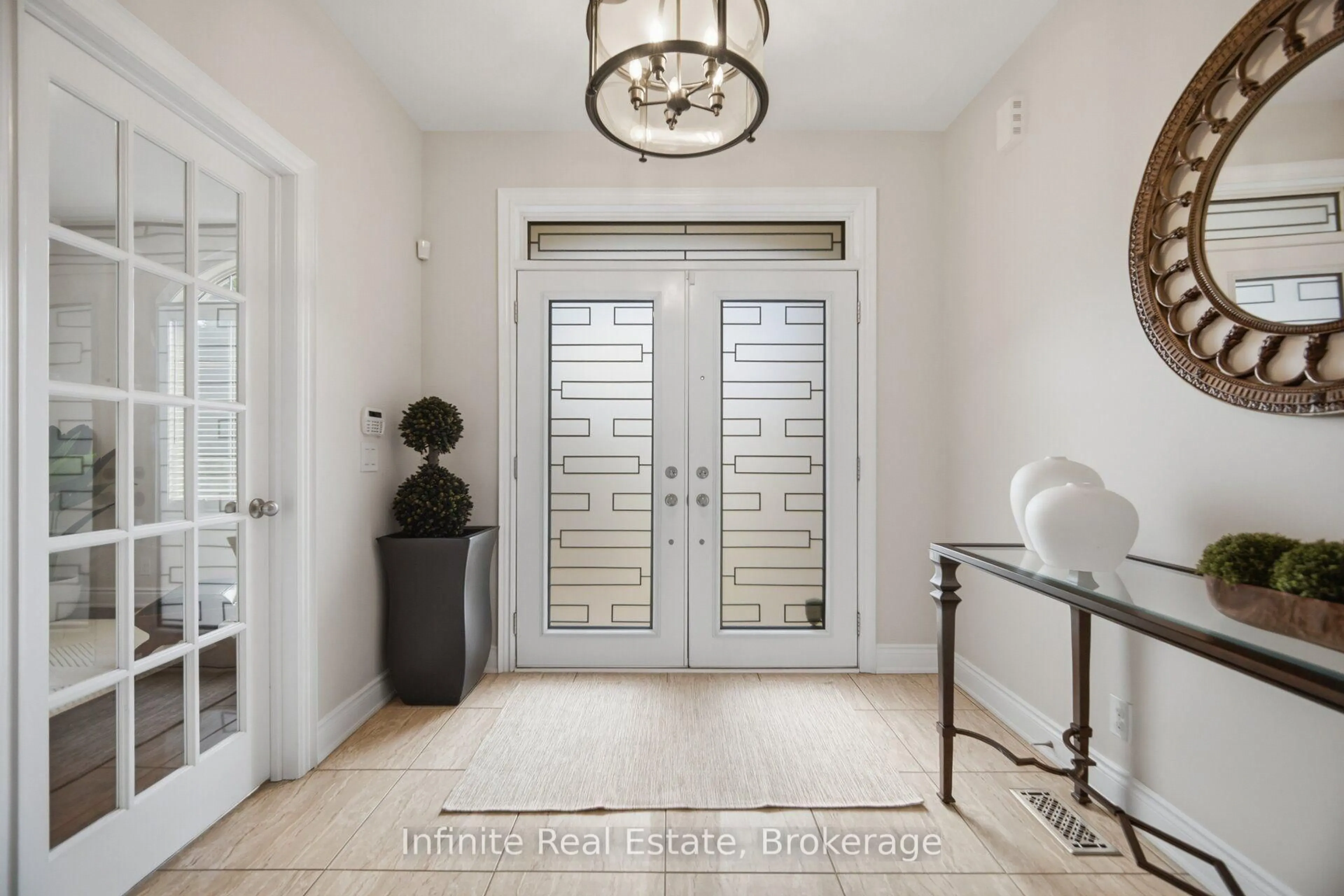 Indoor entryway for 32 Bear Run Rd, Brampton Ontario L6X 2Y9