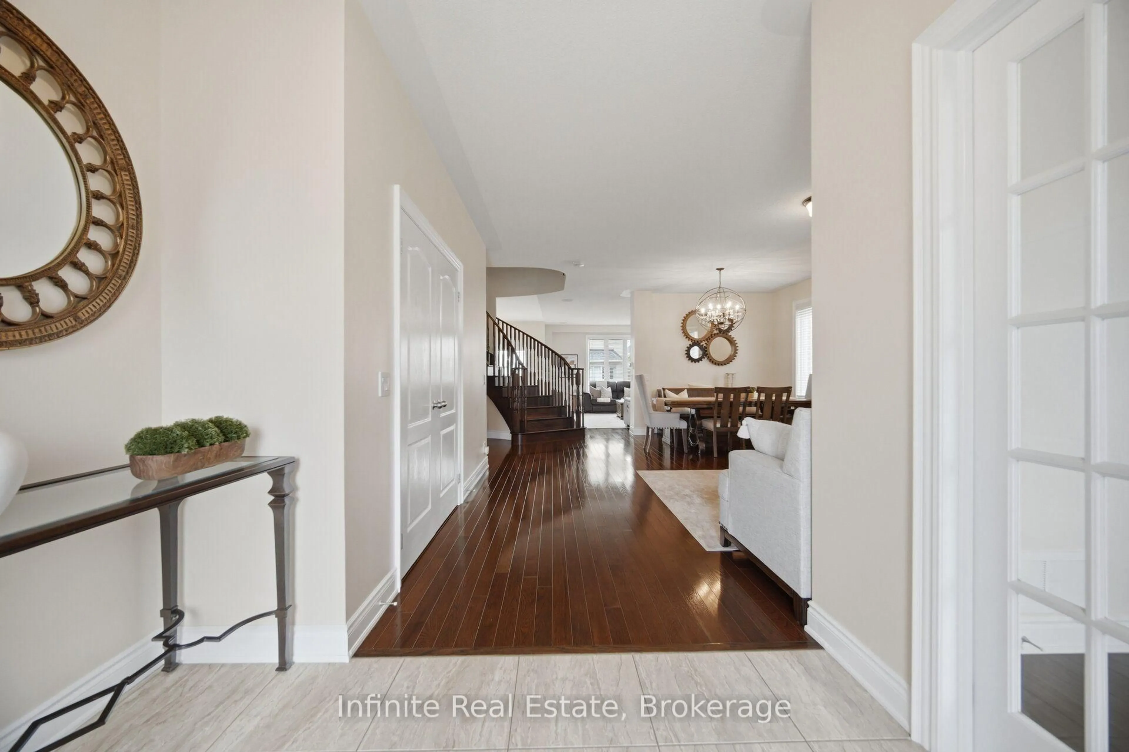Indoor entryway for 32 Bear Run Rd, Brampton Ontario L6X 2Y9